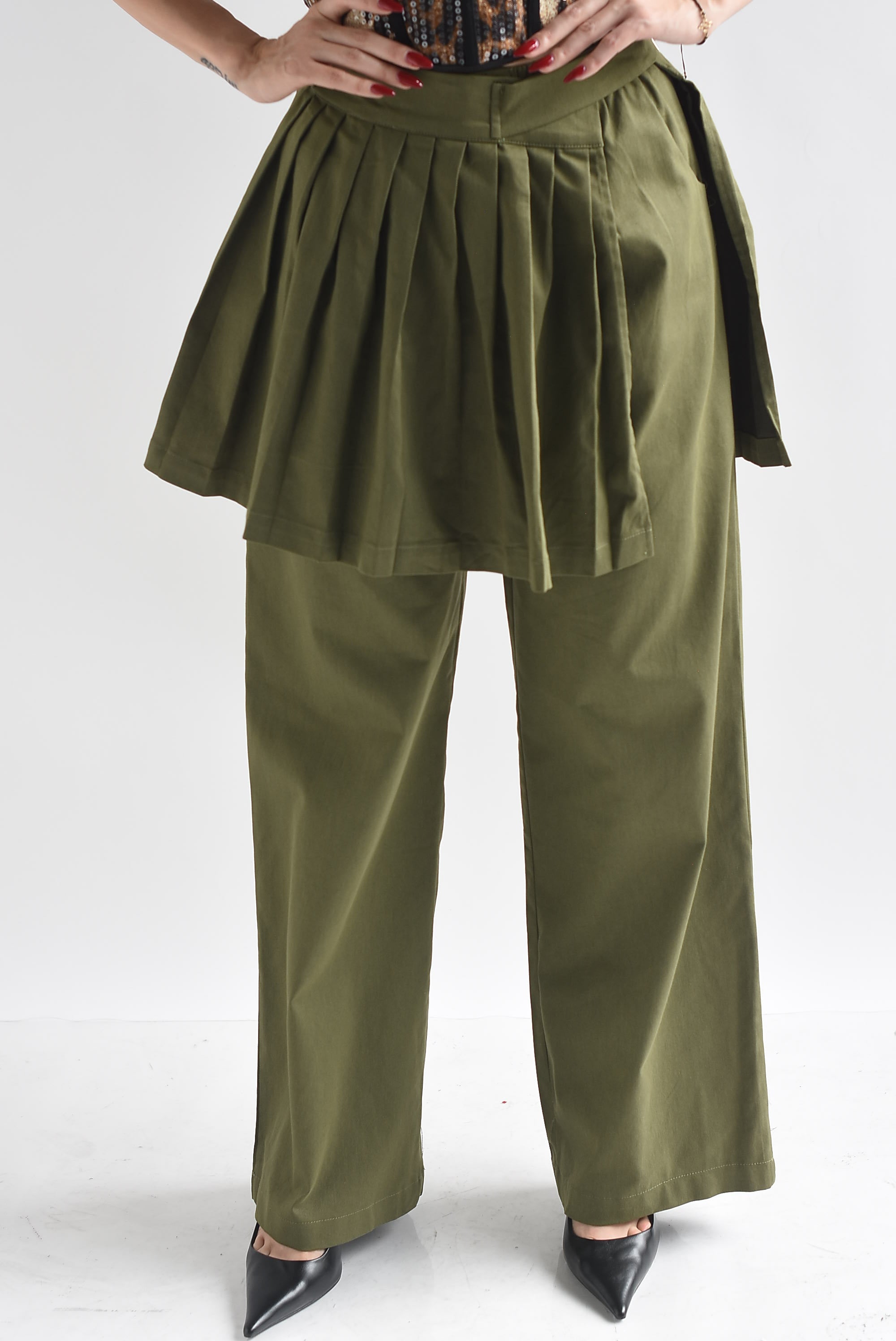 Pantalón con faldón plisado