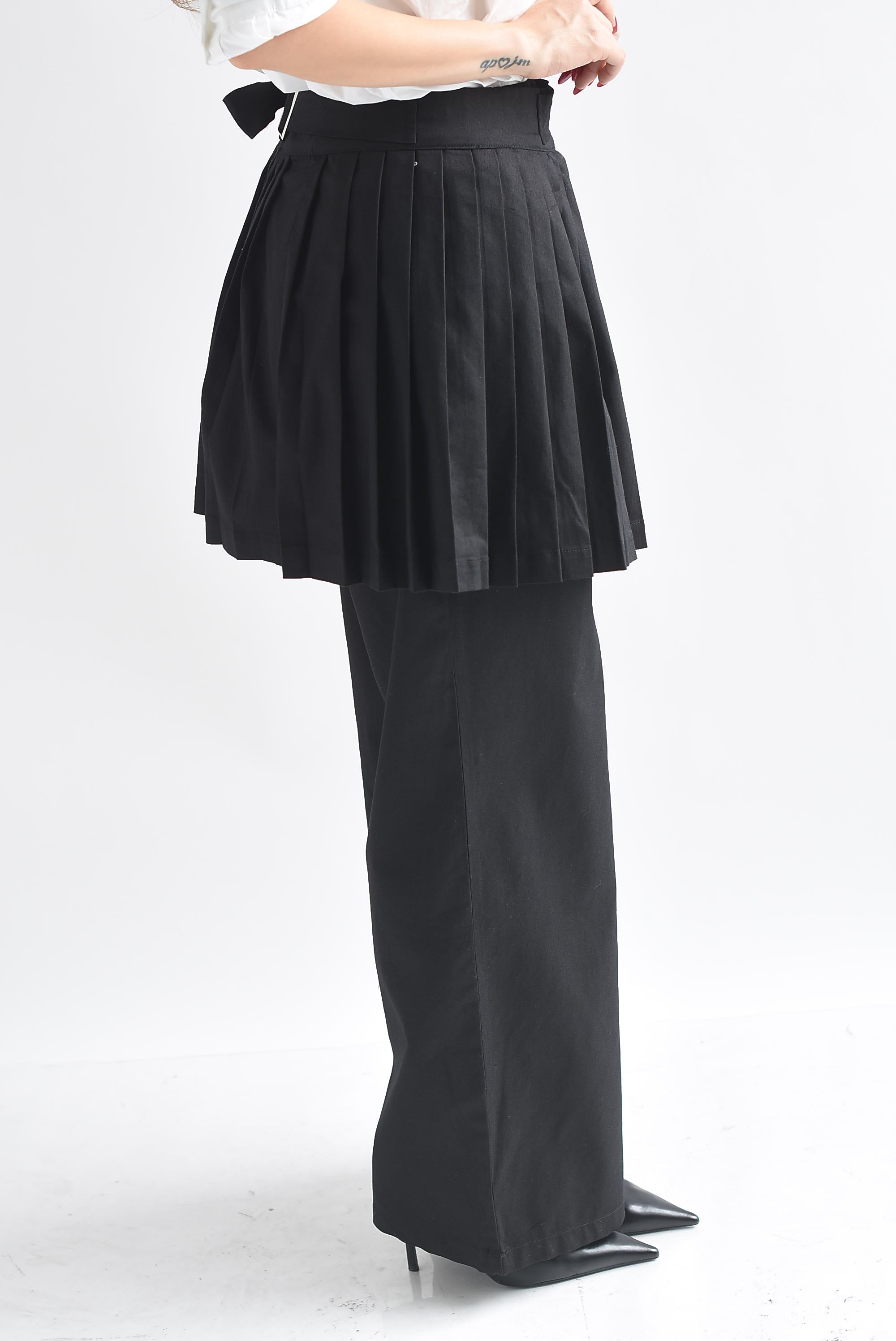 Pantalón con faldón plisado