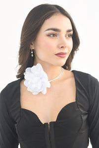 Fashion Styled Collar flor Blanca
