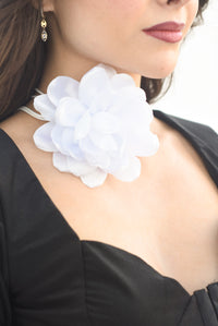Fashion Styled Collar flor Blanca