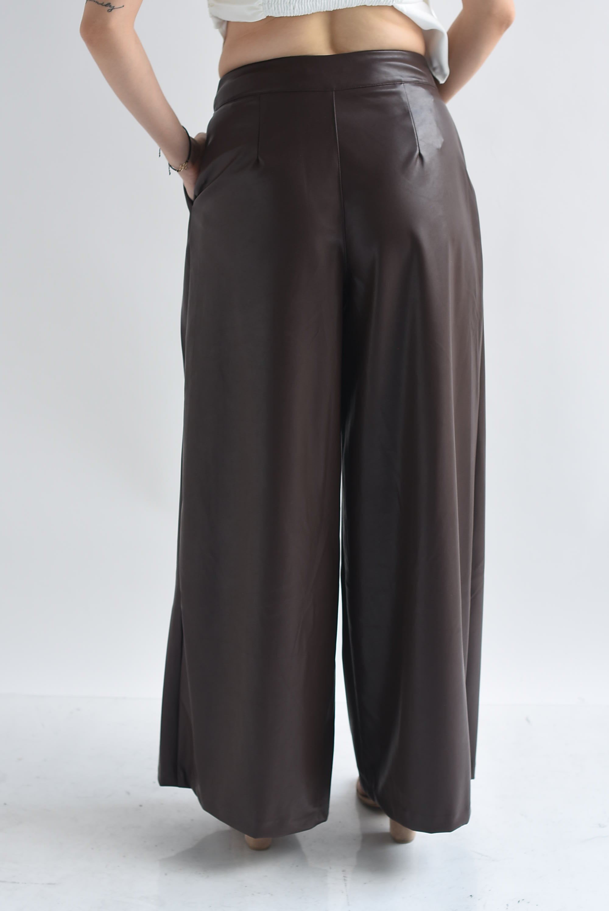 Pantalón vinipiel wide leg pinzas