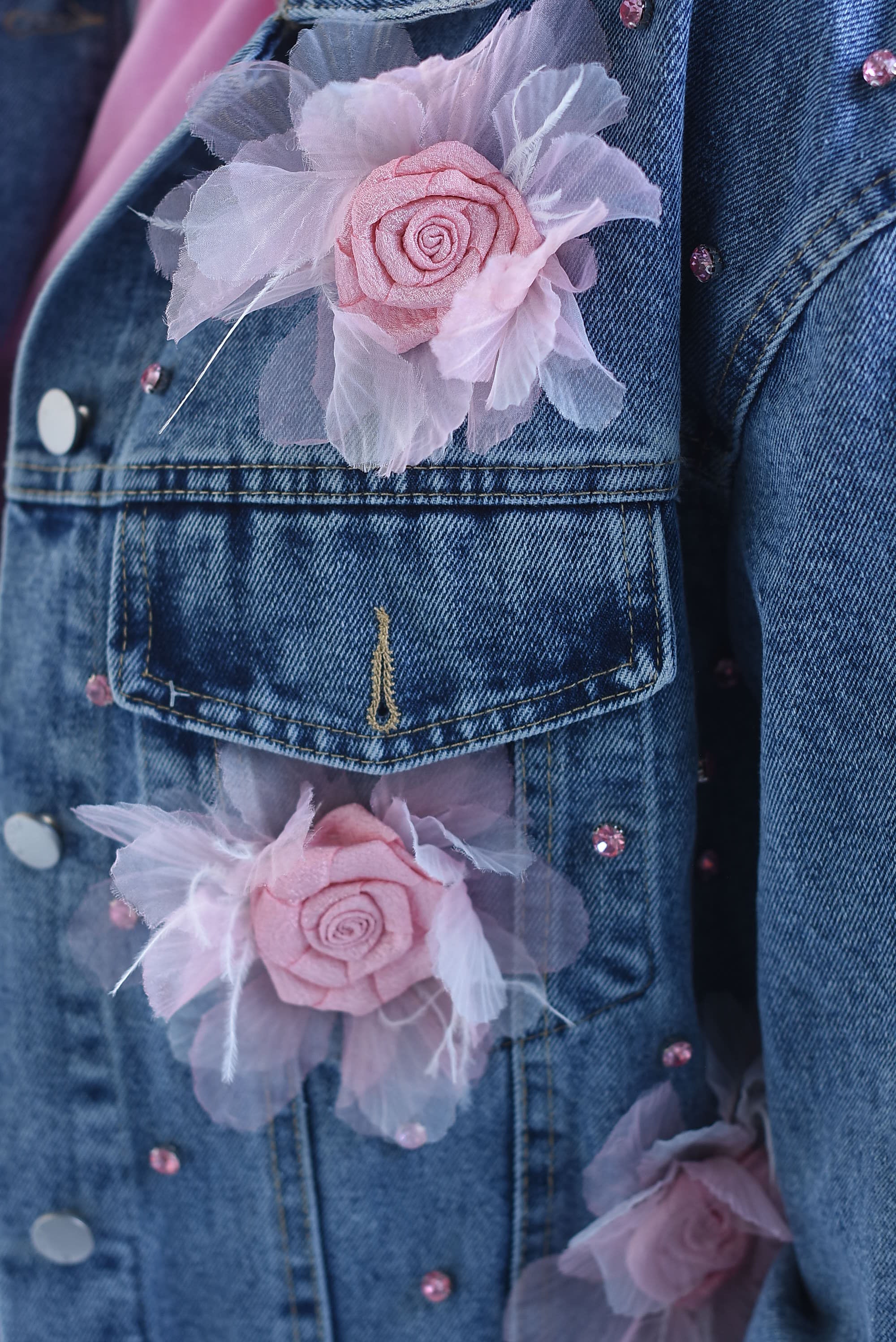 Chamarra Denim flores rosas