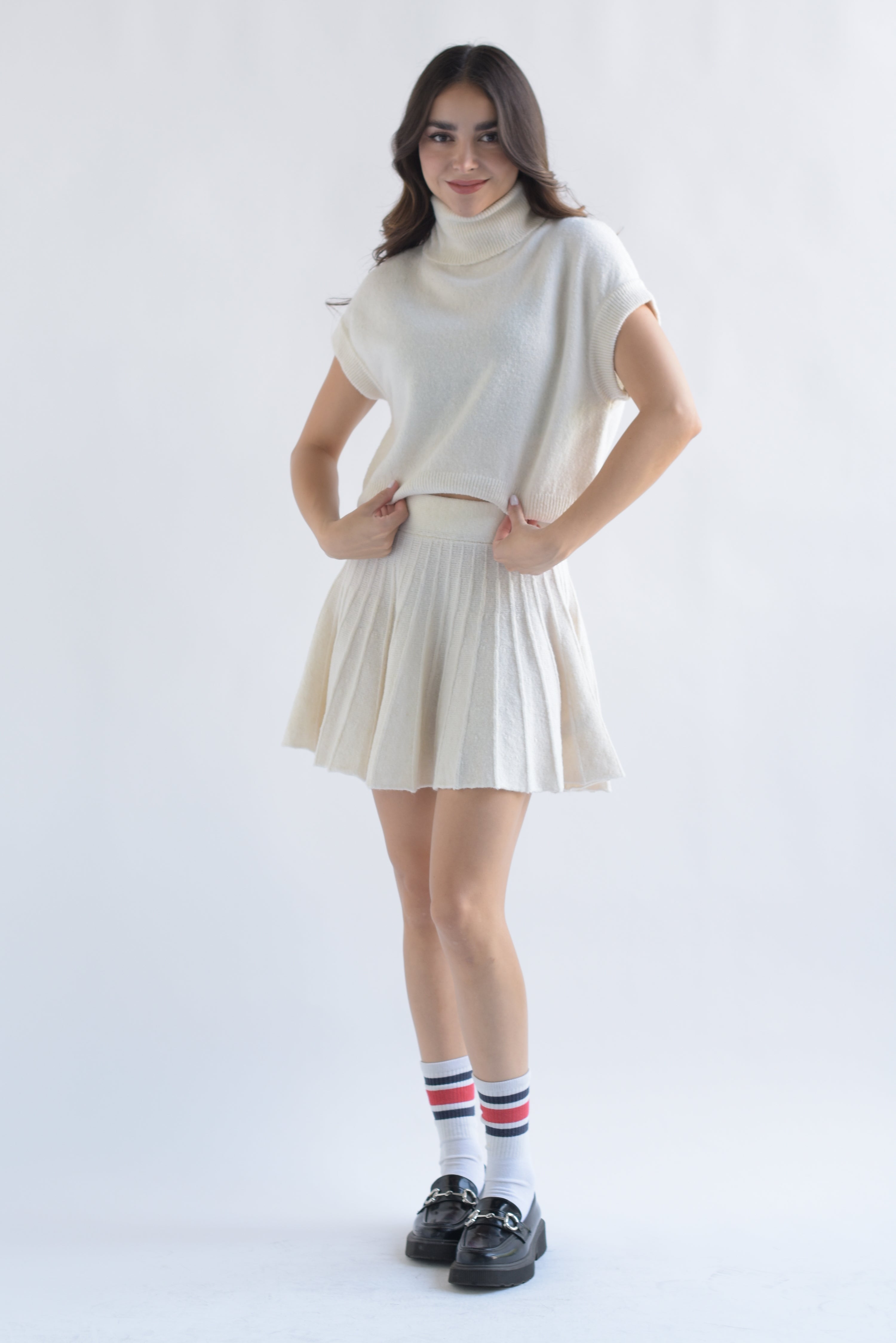 Set Falda plisada y Blusa cuello alto punto Ivory