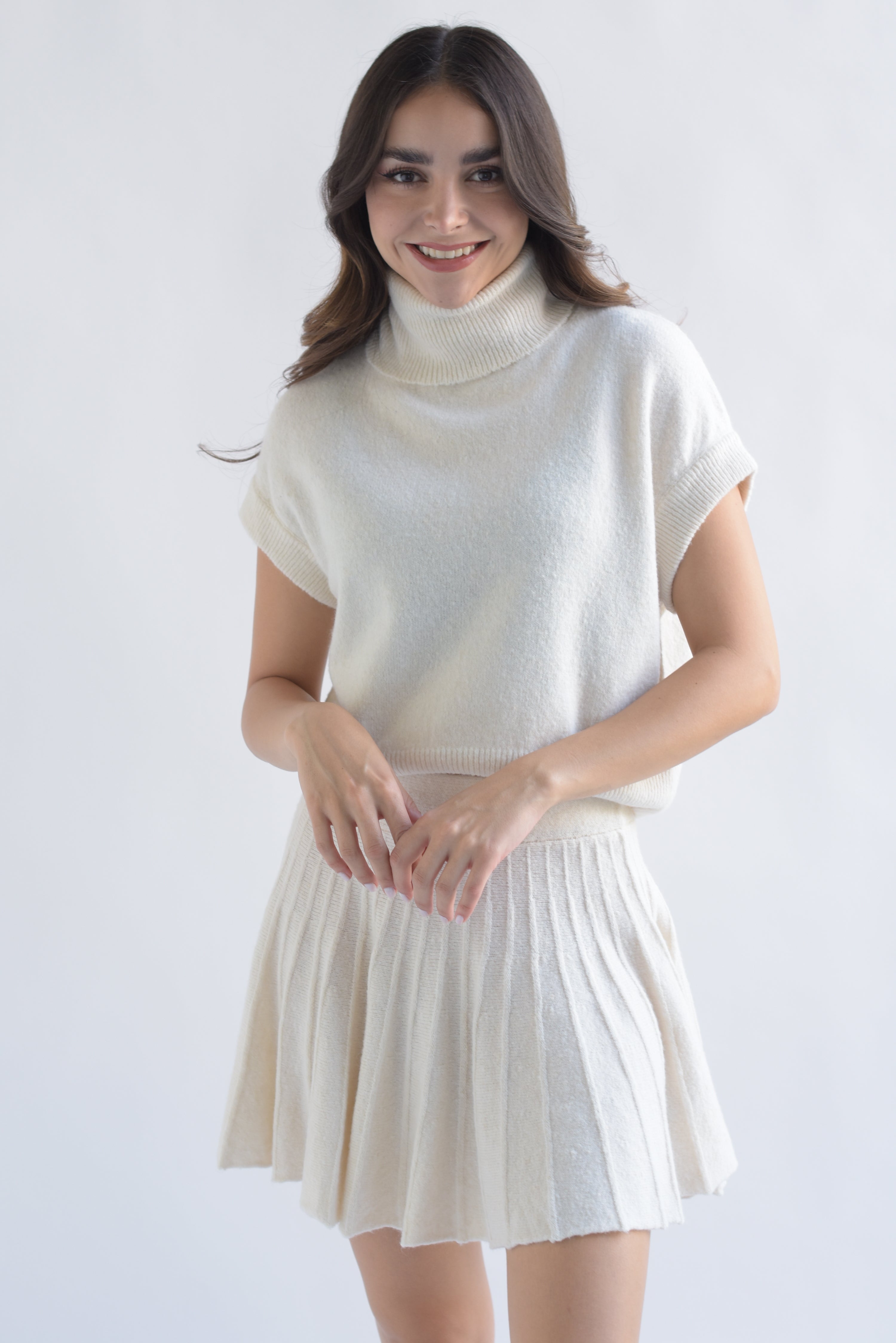 Set Falda plisada y Blusa cuello alto punto Ivory
