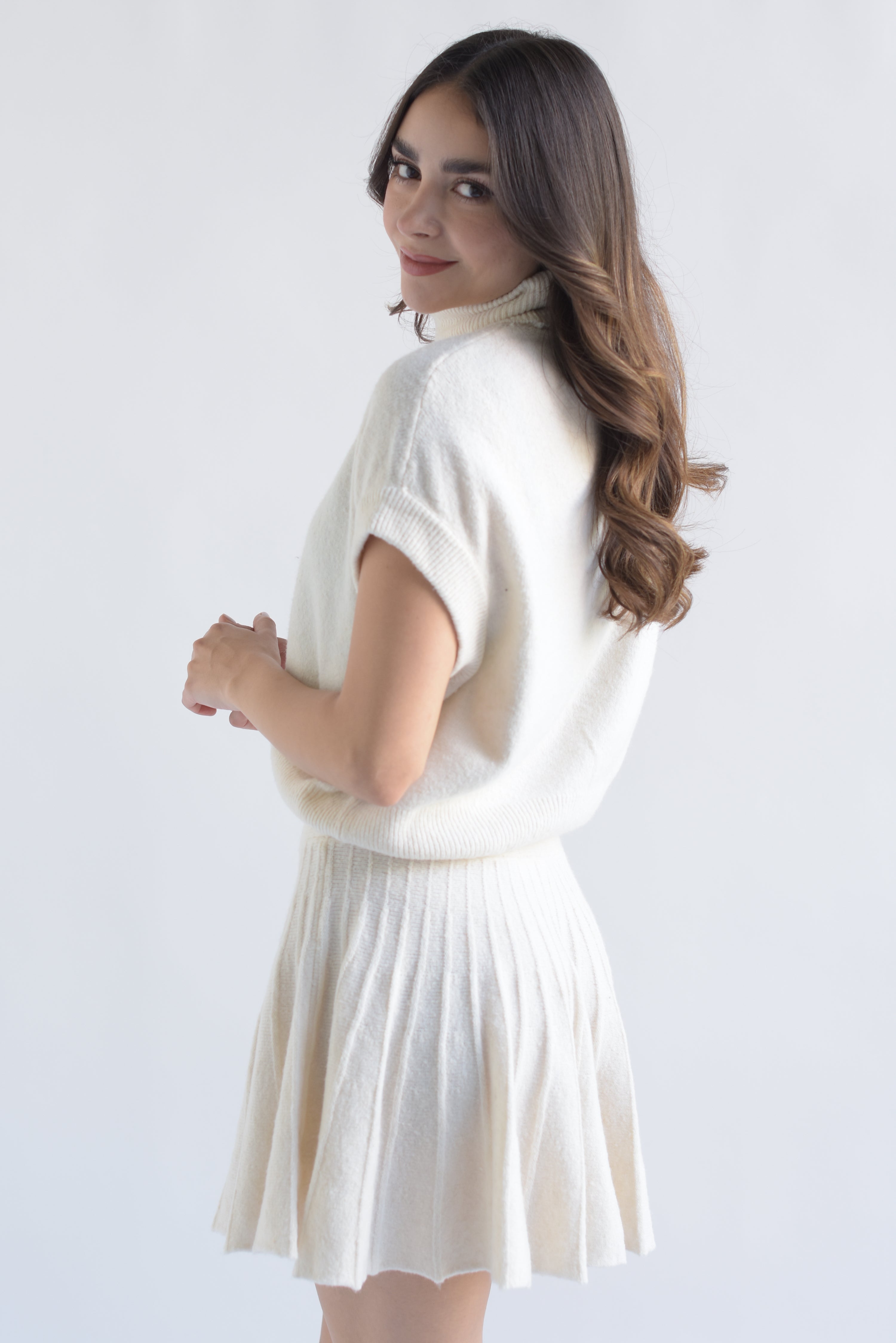 Set Falda plisada y Blusa cuello alto punto Ivory