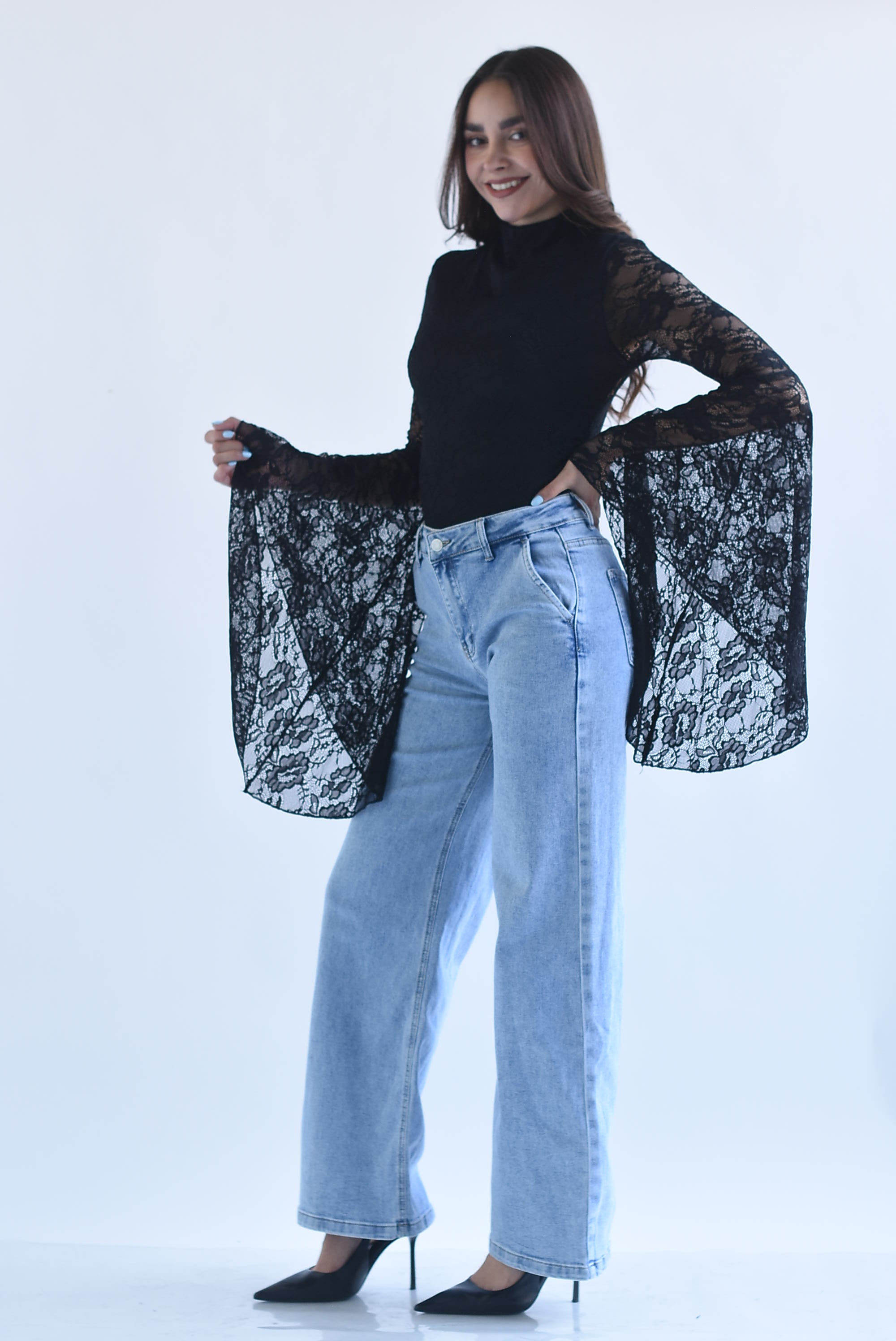Blusa encaje manga trompeta asimétrica