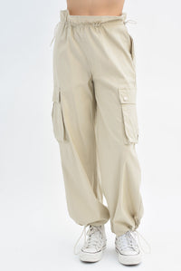 Fashion Styled Pantalón parachute cargo Beige