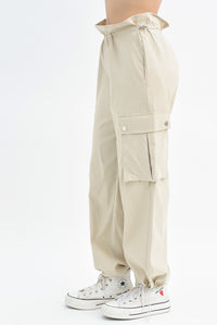 Fashion Styled Pantalón parachute cargo Beige