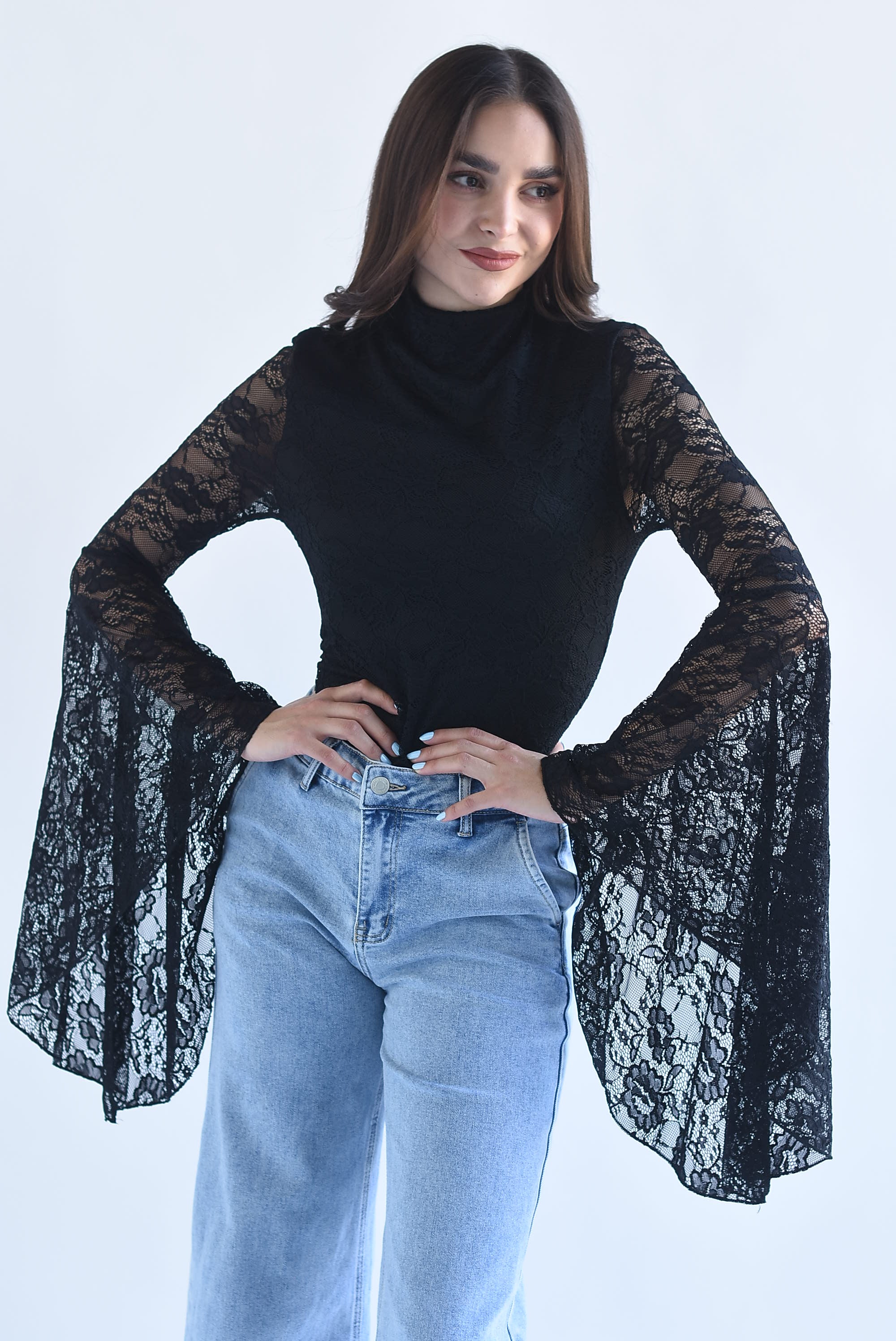 Blusa encaje manga trompeta asimétrica