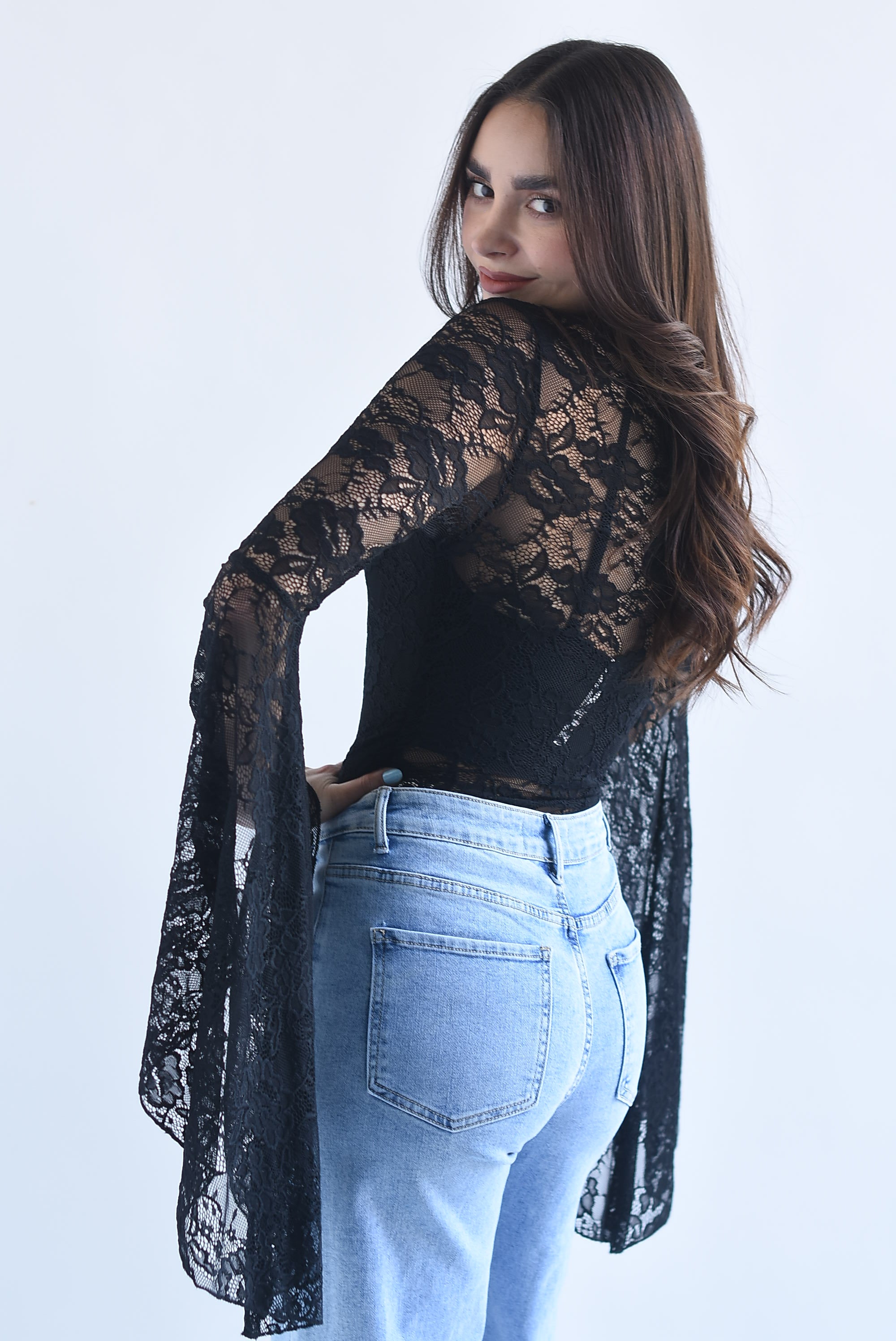 Blusa encaje manga trompeta asimétrica