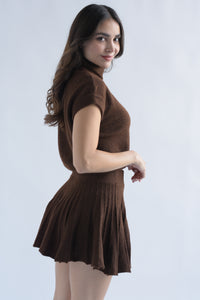Fashion Styled Set Falda plisada y Blusa cuello alto punto Espresso
