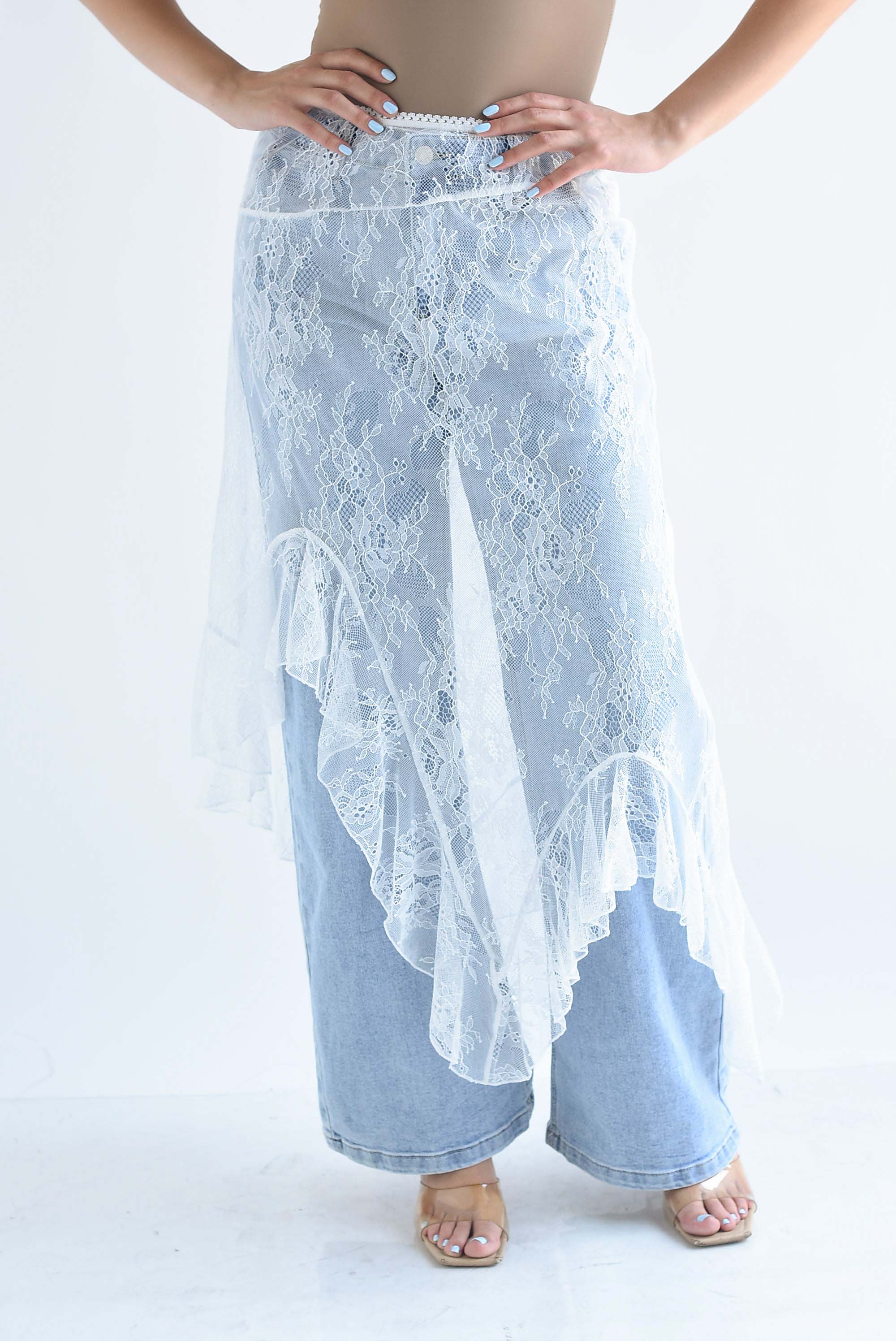 Falda encaje asimétrica olán