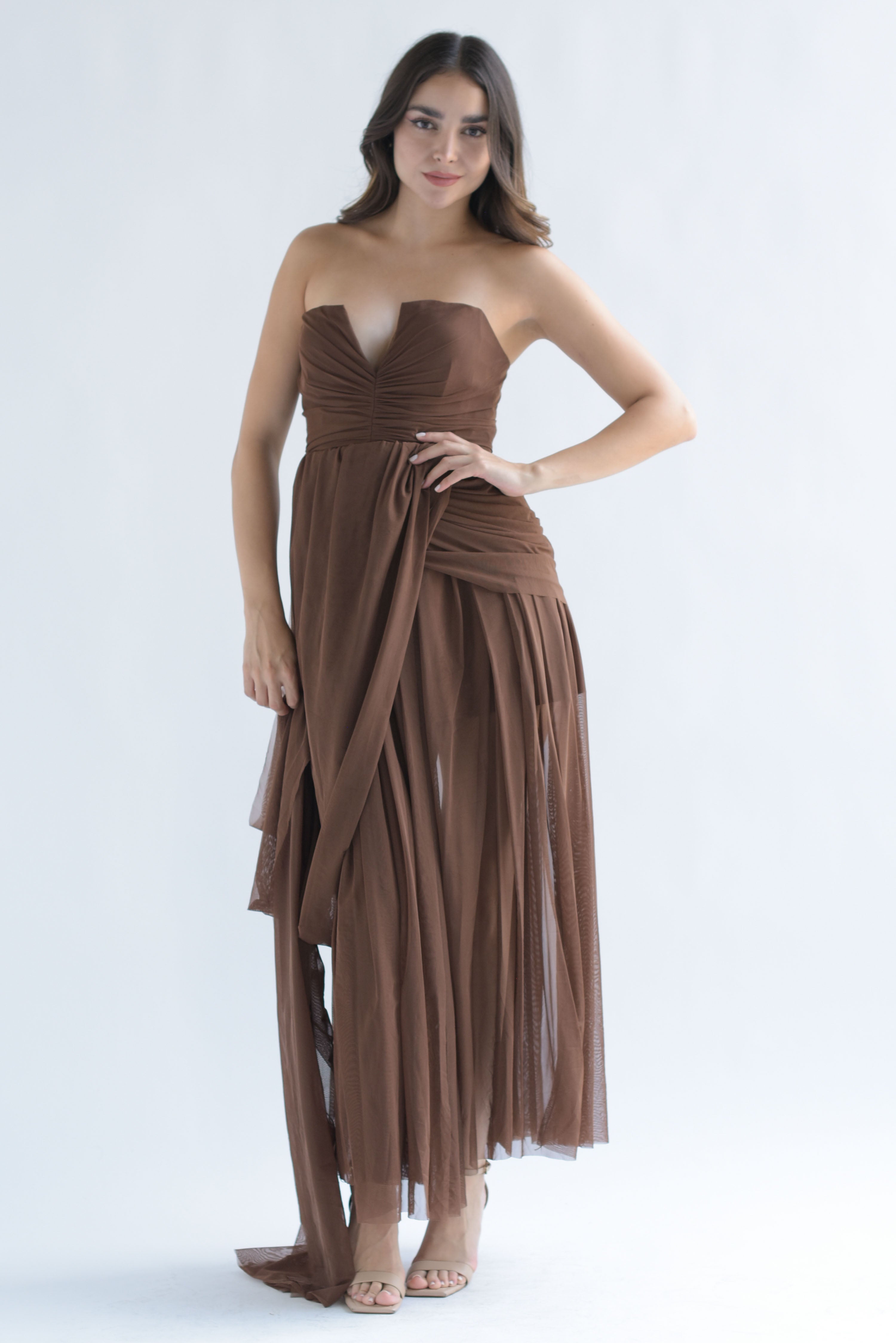 Vestido strapless drapeado envolvente Café
