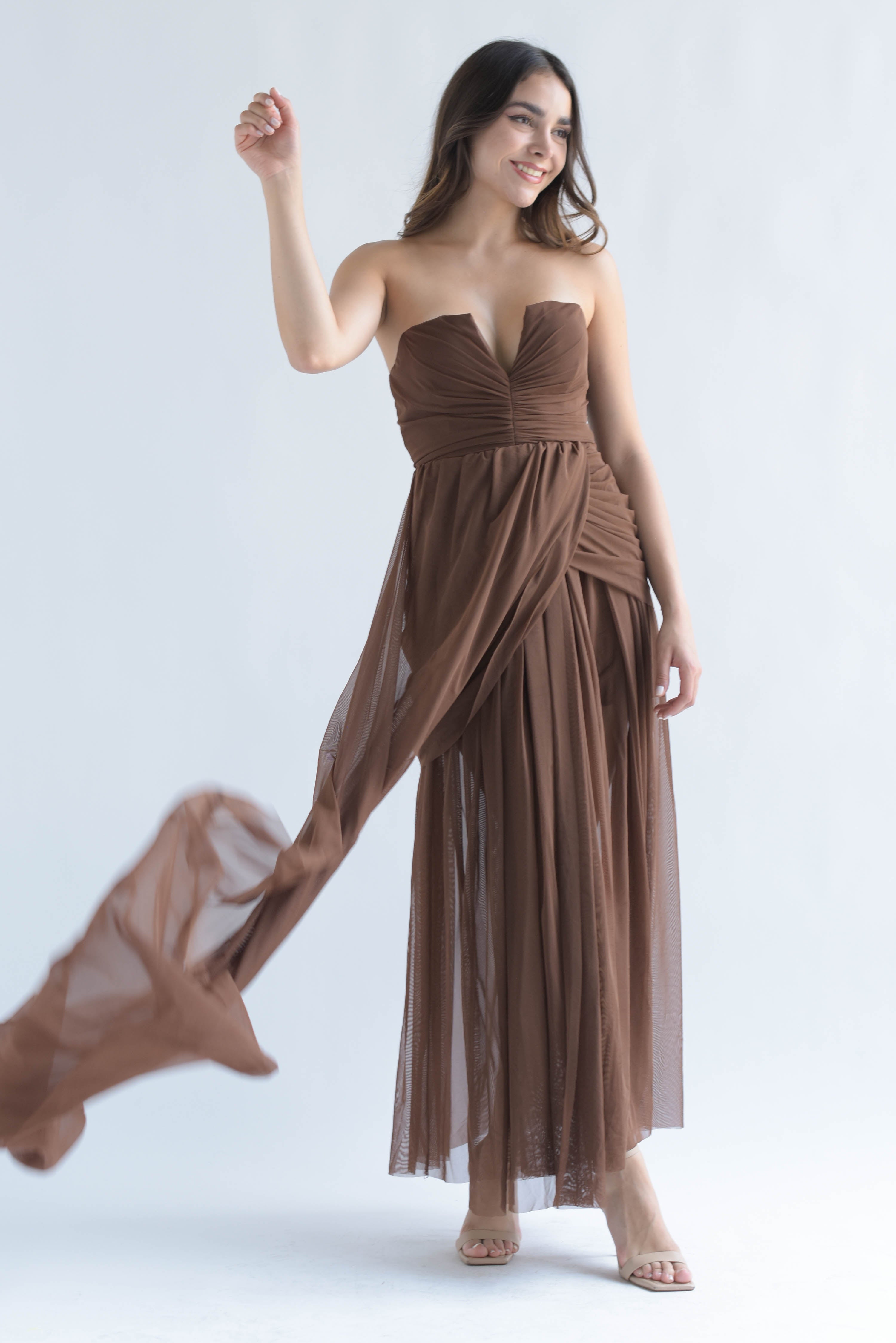Vestido strapless drapeado envolvente Café