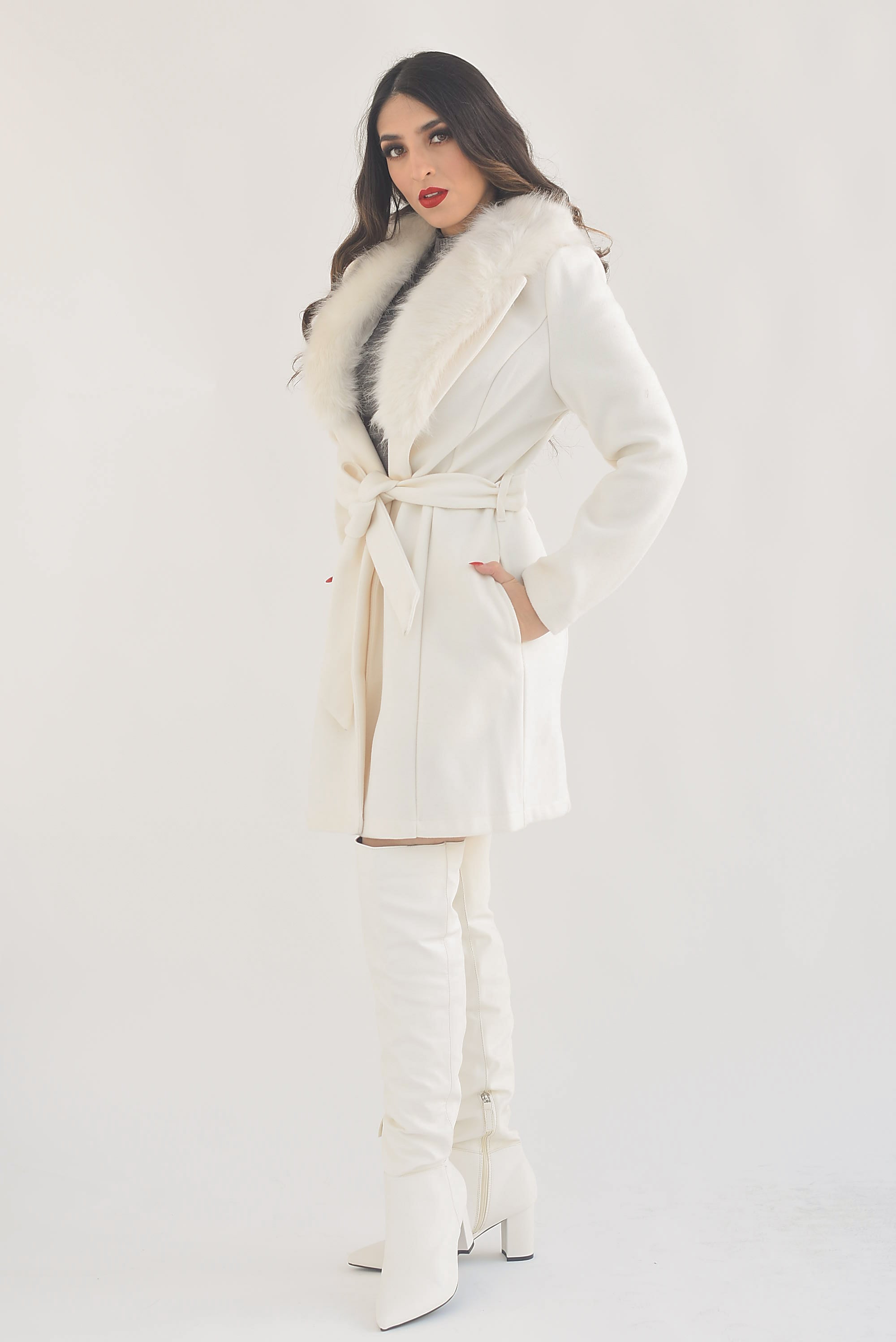 Abrigo cinta y fur Ivory