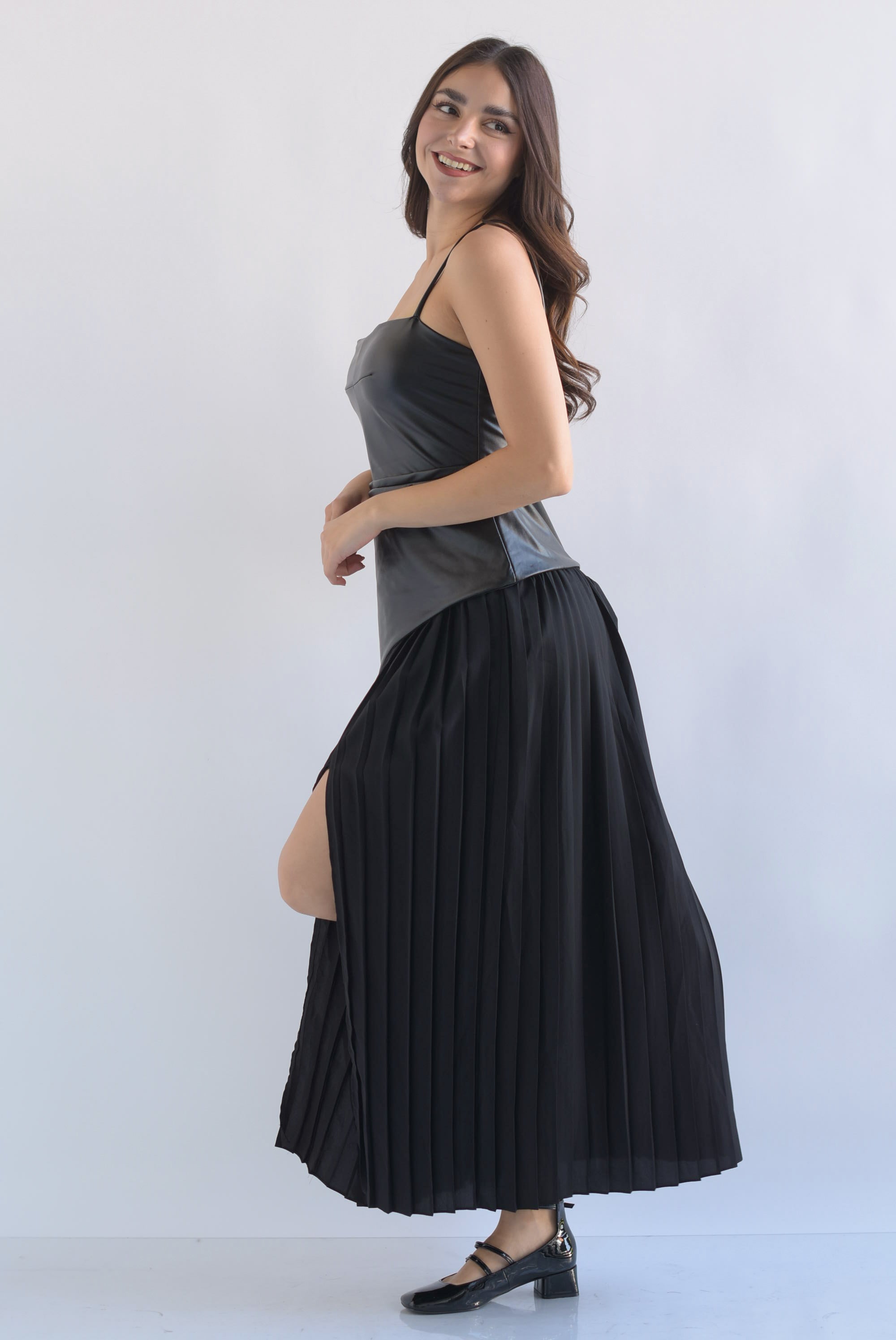 Vestido plisado top vinipiel en sobreposición