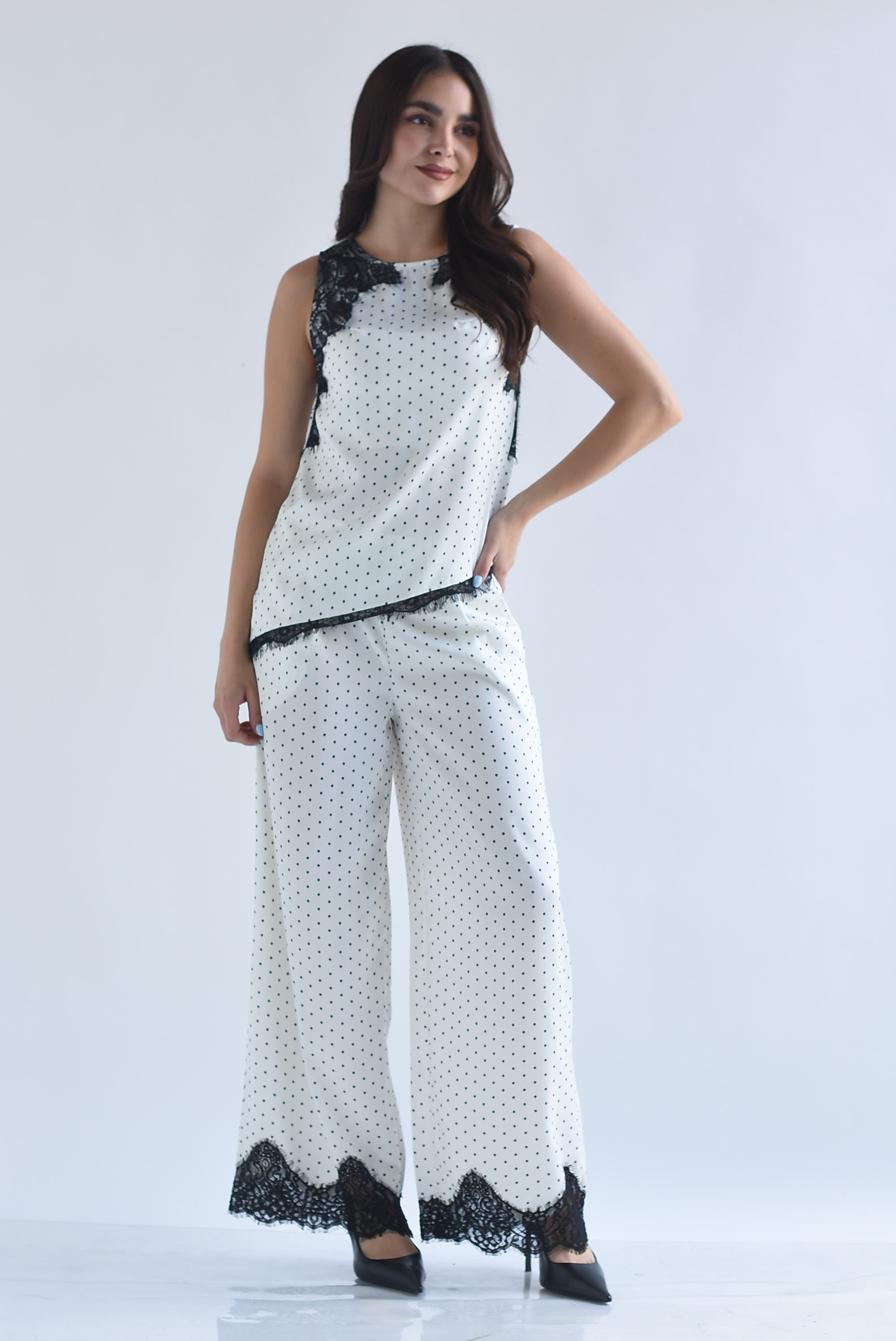 Pantalón satín polka dots con encaje