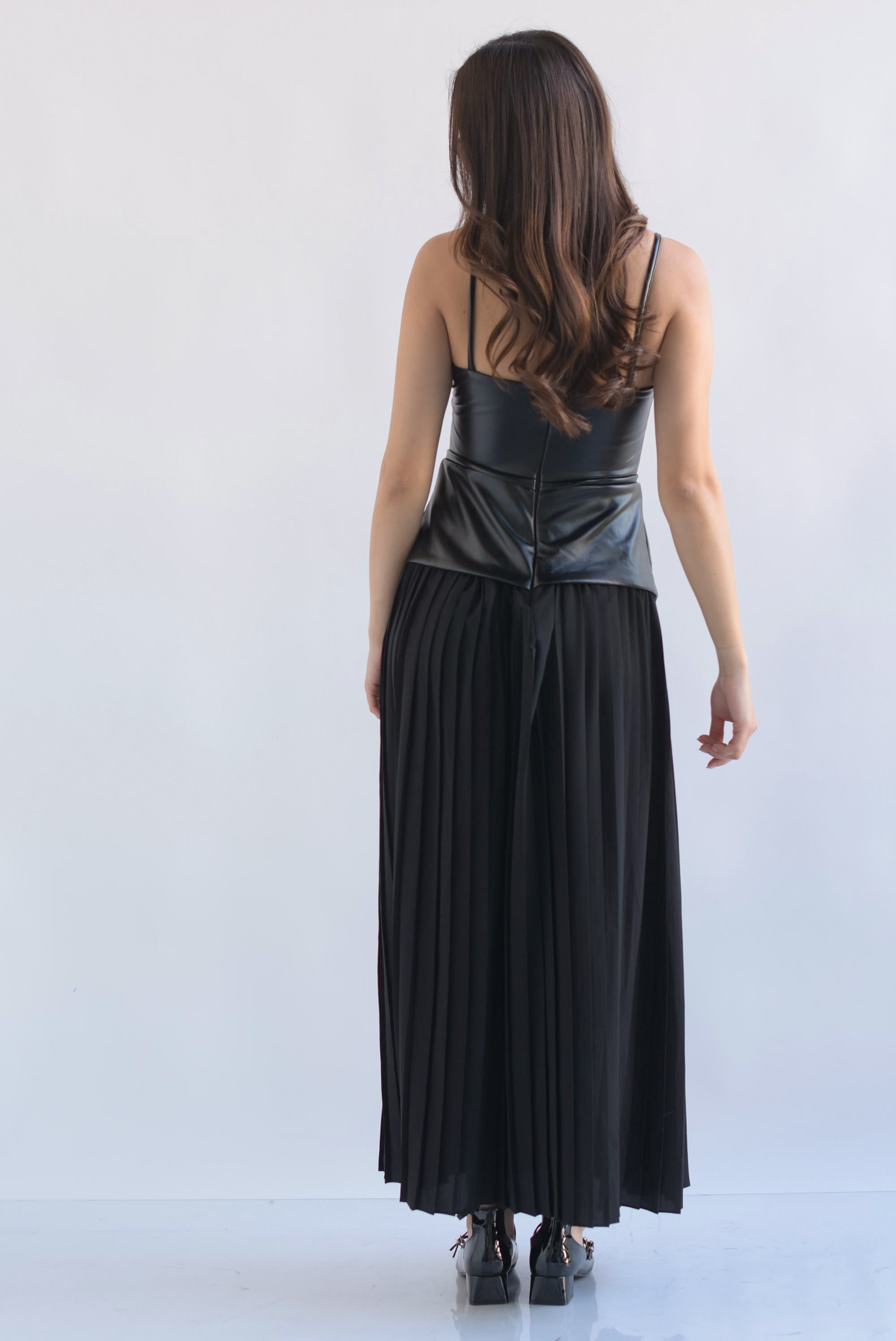 Vestido plisado top vinipiel en sobreposición