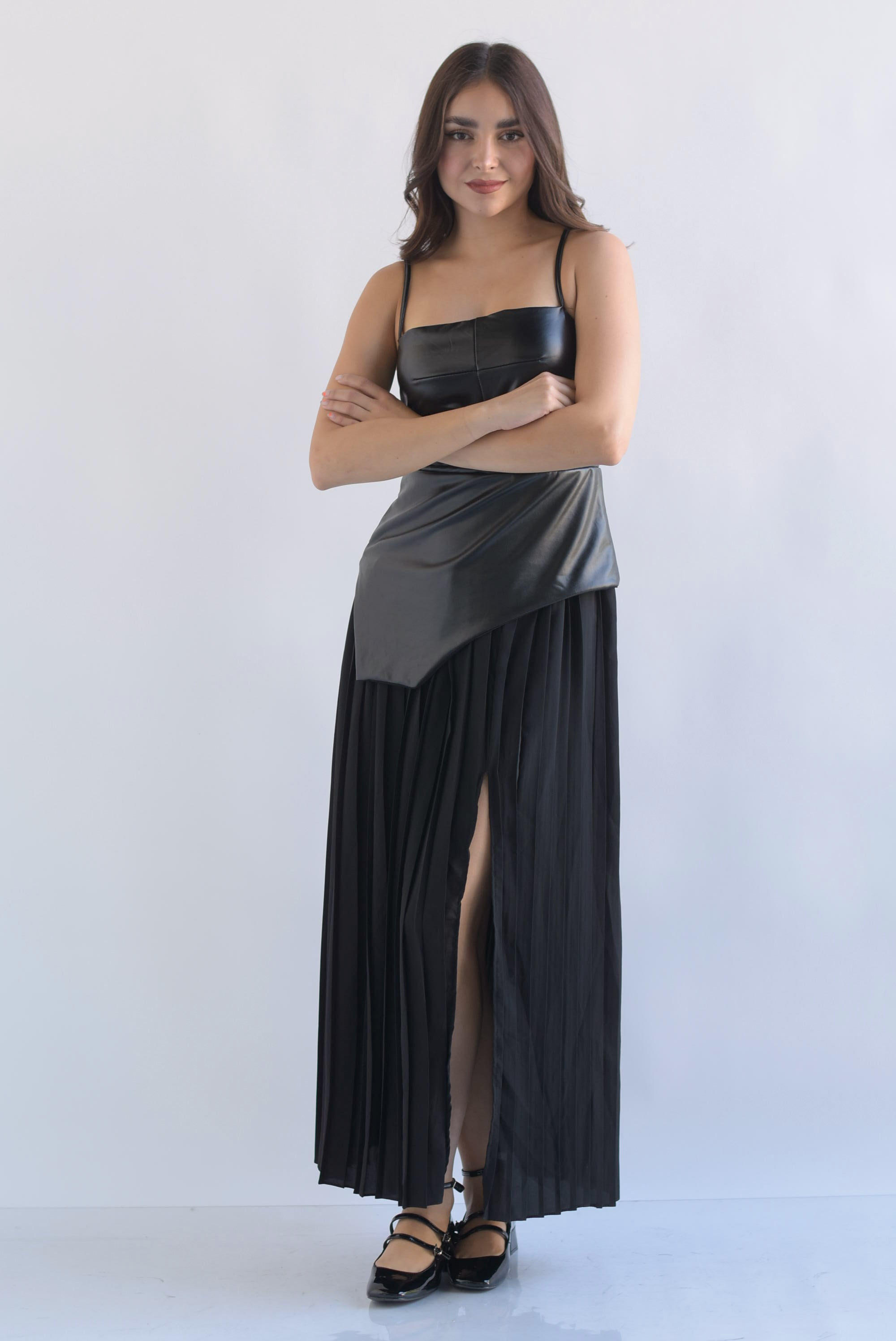 Vestido plisado top vinipiel en sobreposición