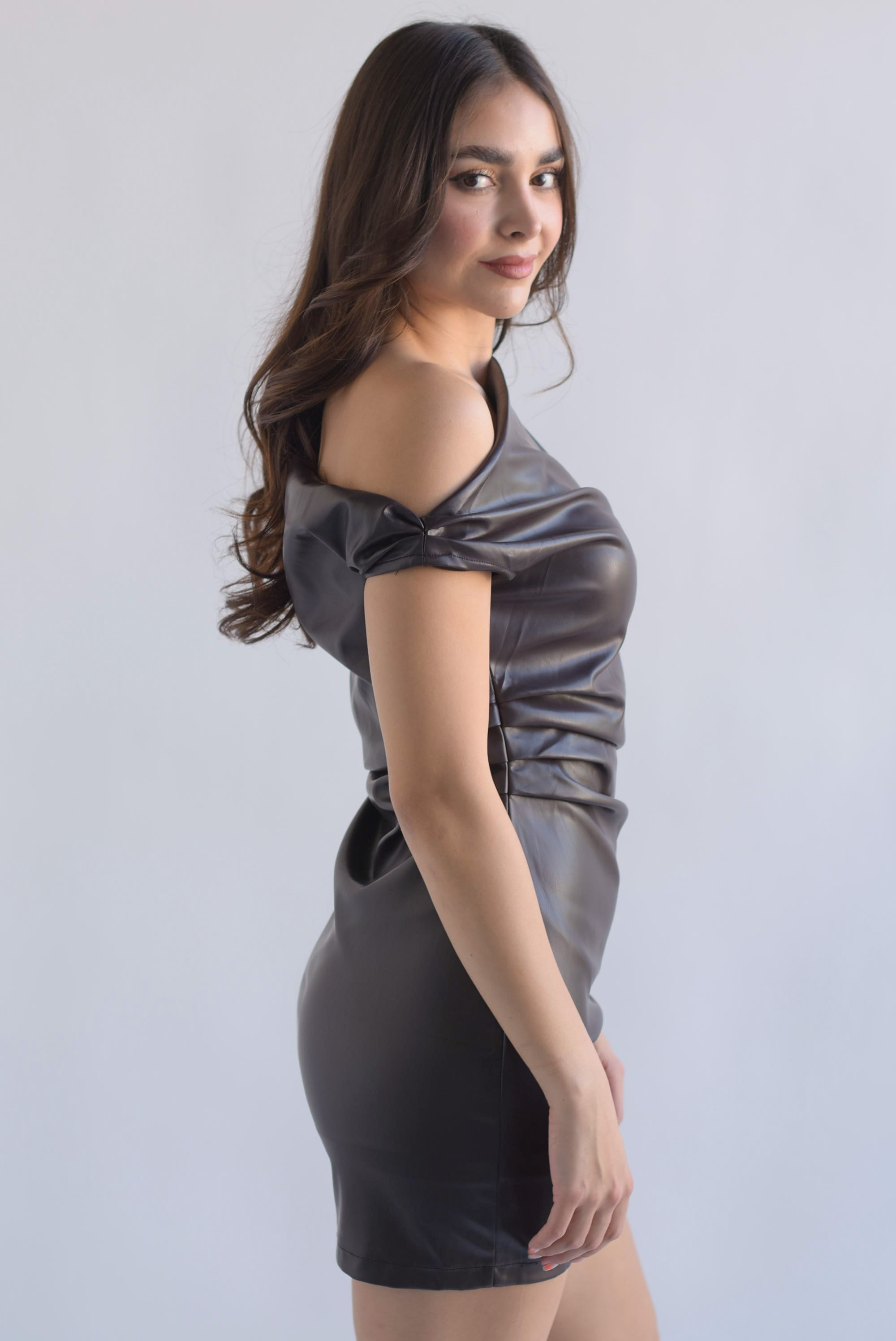 Vestido drapeado asimétrico vinipiel Espresso