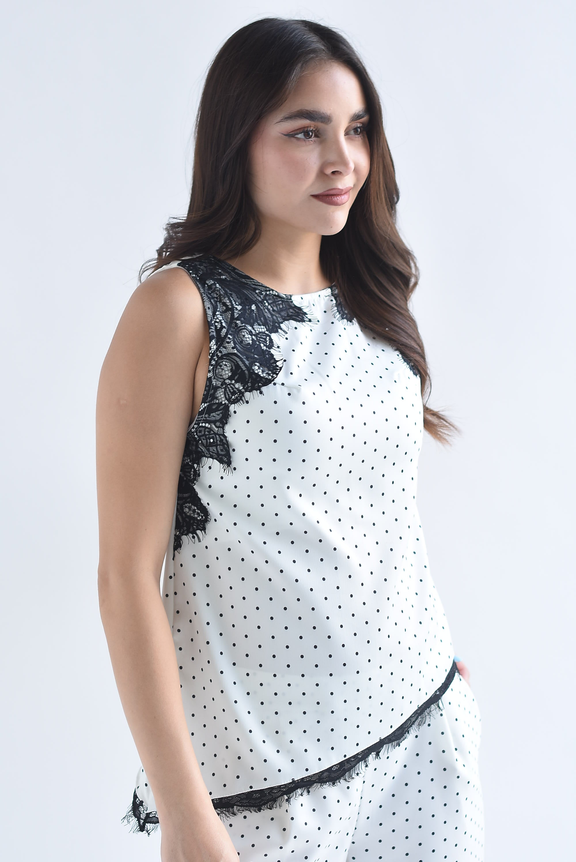 Blusa satín asimétrica polka dots con encaje