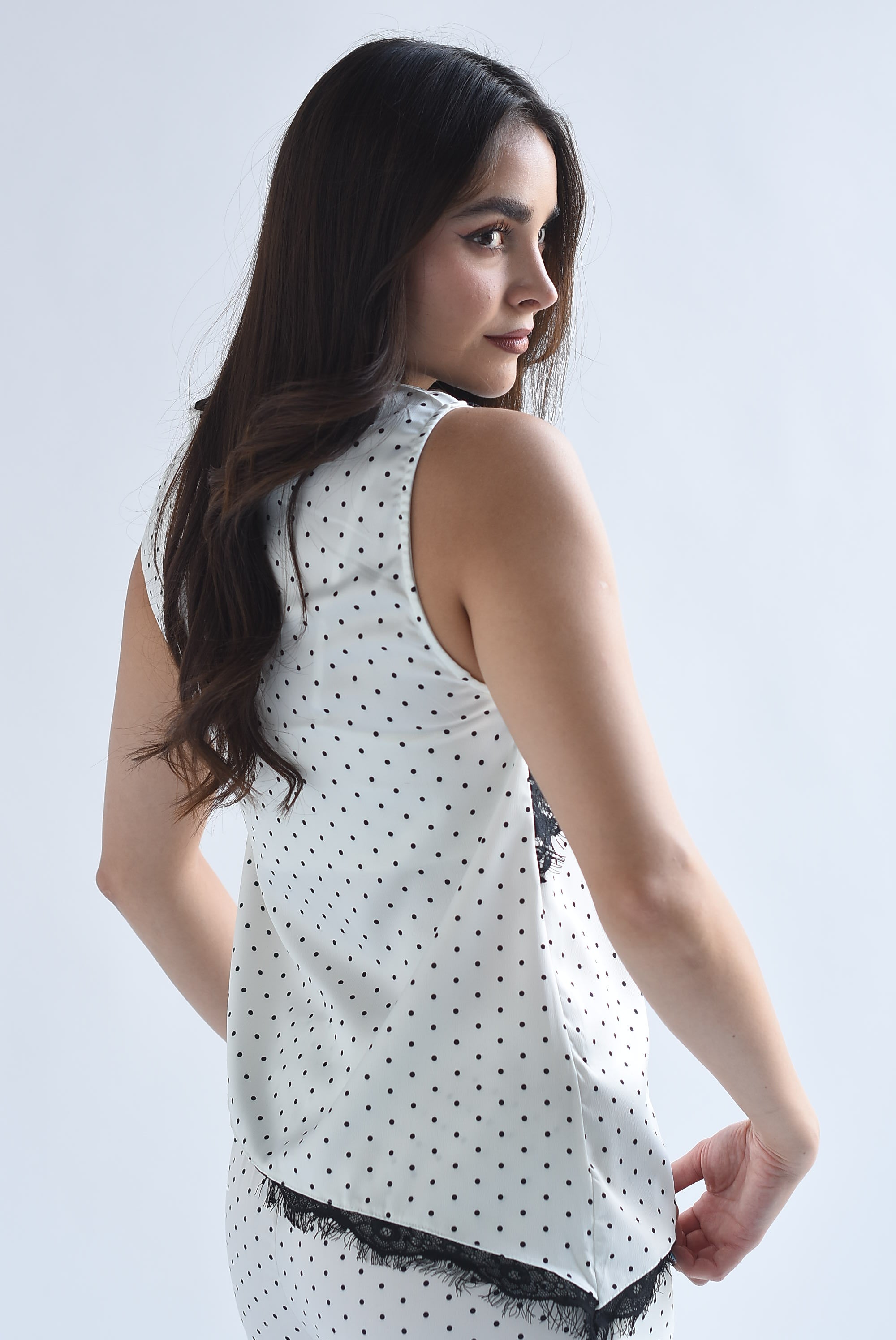 Blusa satín asimétrica polka dots con encaje