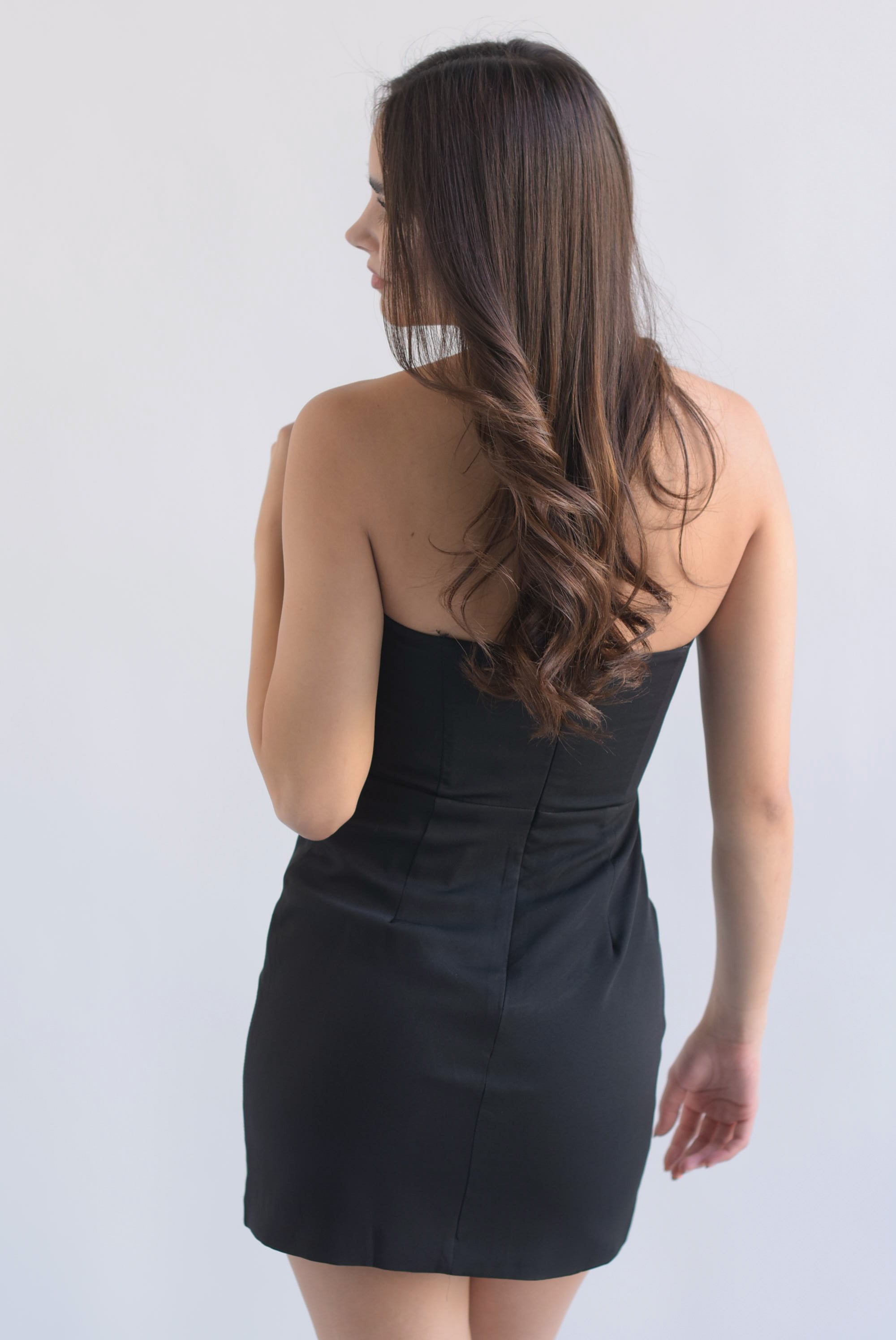 Vestido strapless pétalos y plumas