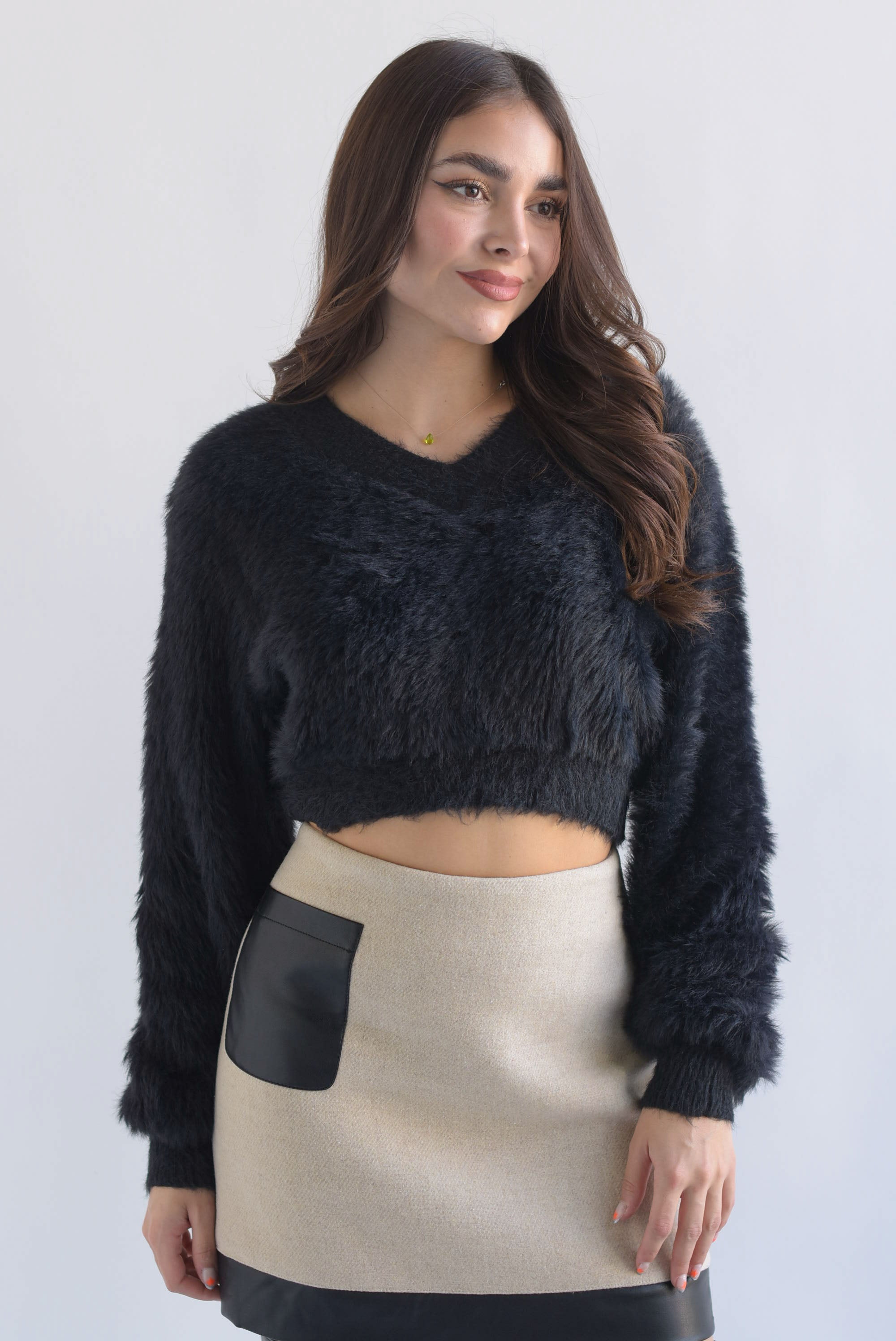 Sweater corto faux fur cuello V Negro