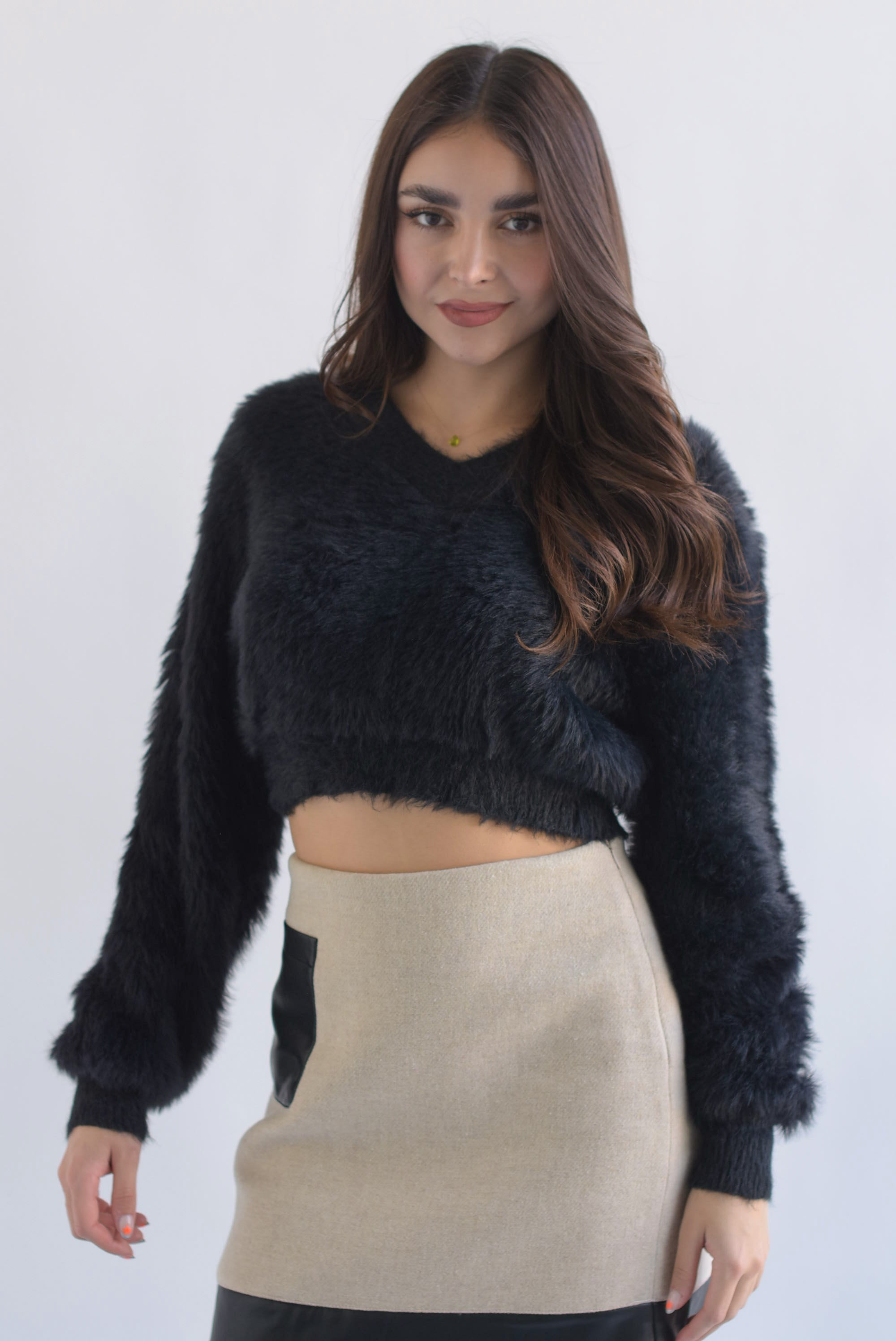 Sweater corto faux fur cuello V Negro
