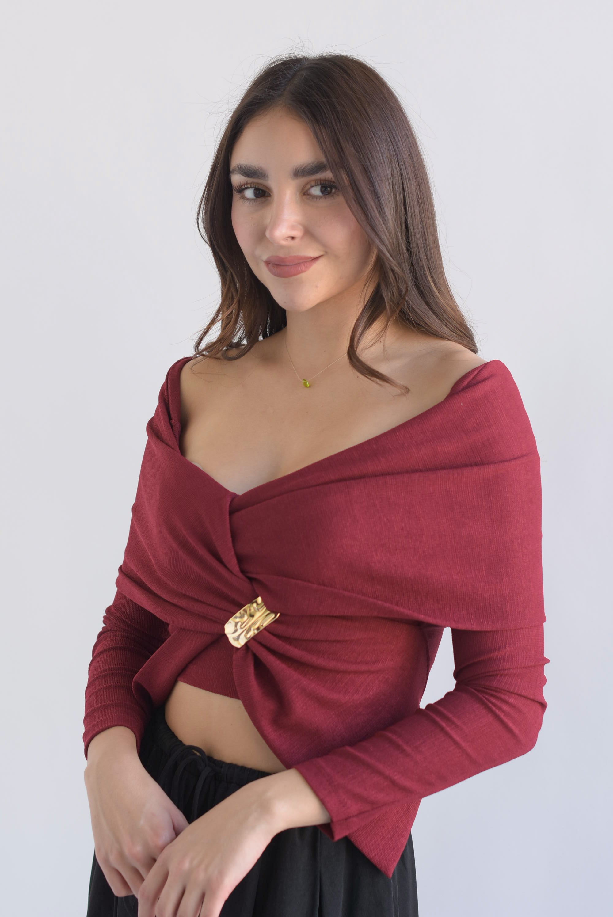 Blusa off-shoulder asimétrica nudo