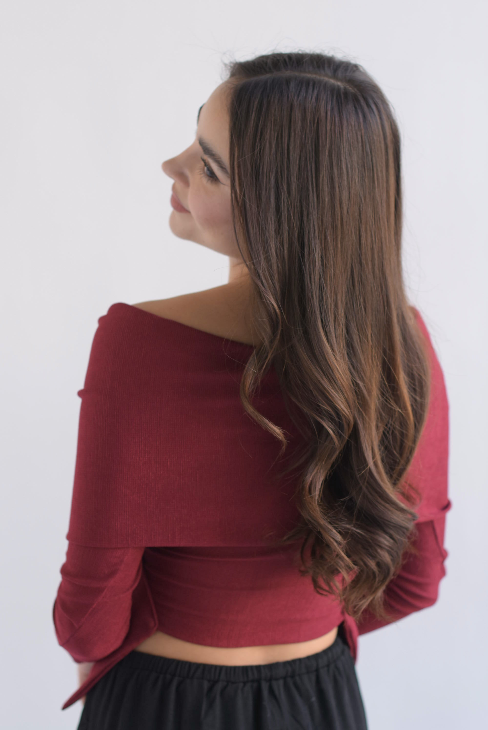 Blusa off-shoulder asimétrica nudo