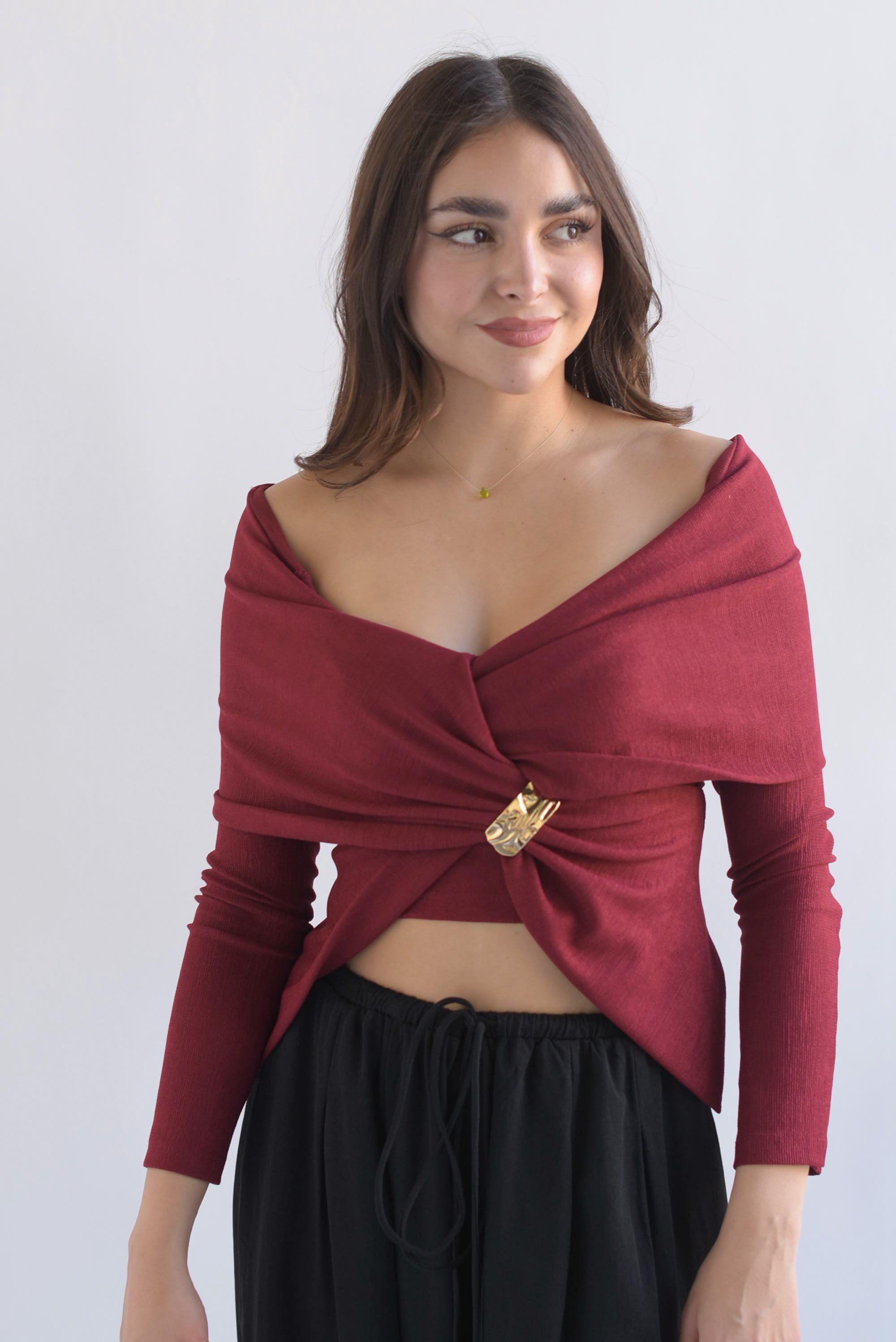 Blusa off-shoulder asimétrica nudo