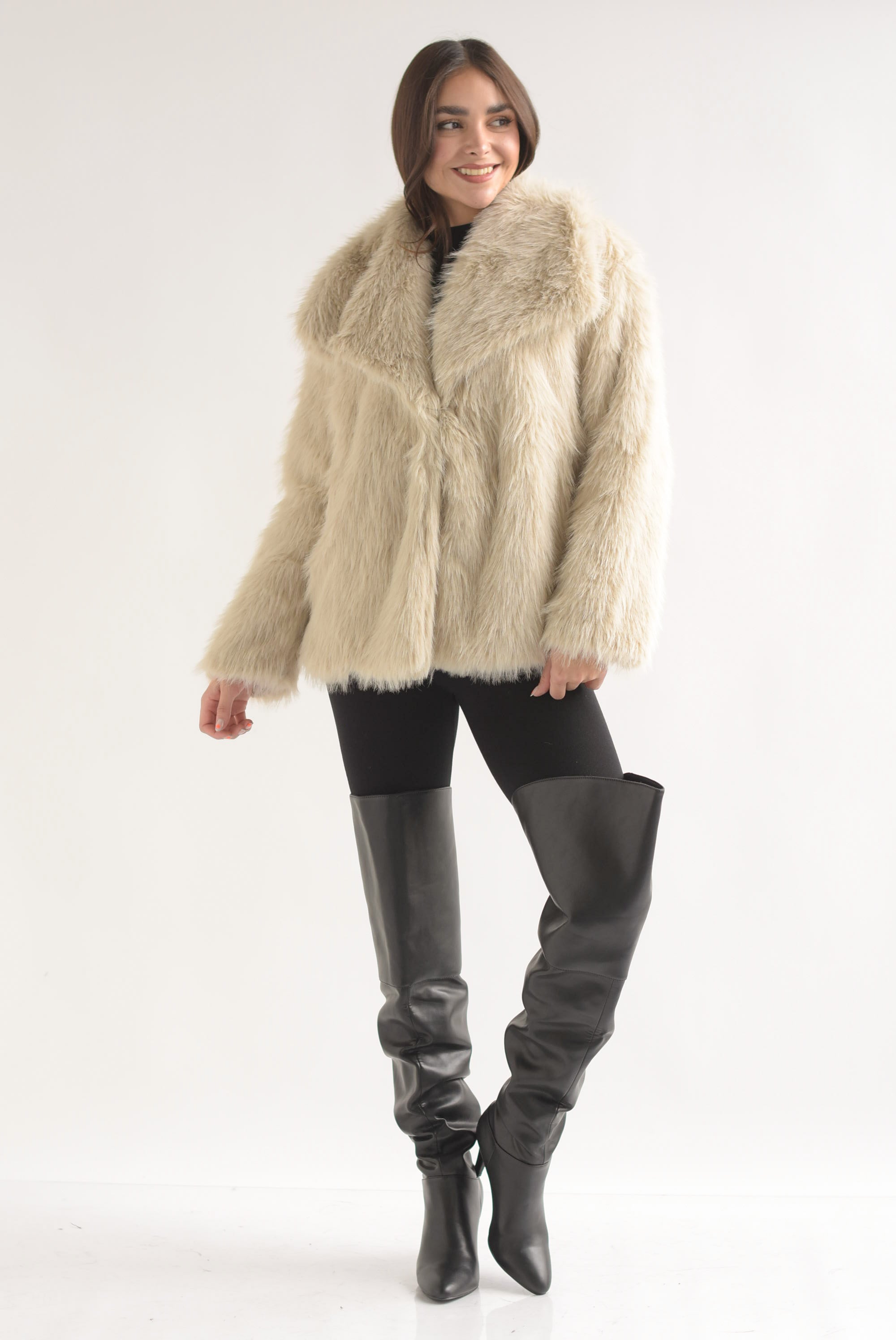 Abrigo corto faux fur solapa ancha