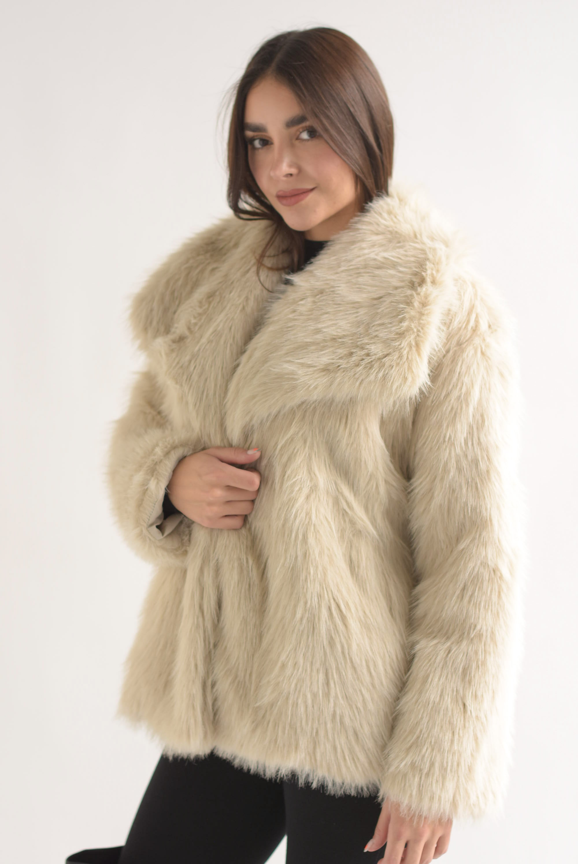 Abrigo corto faux fur solapa ancha