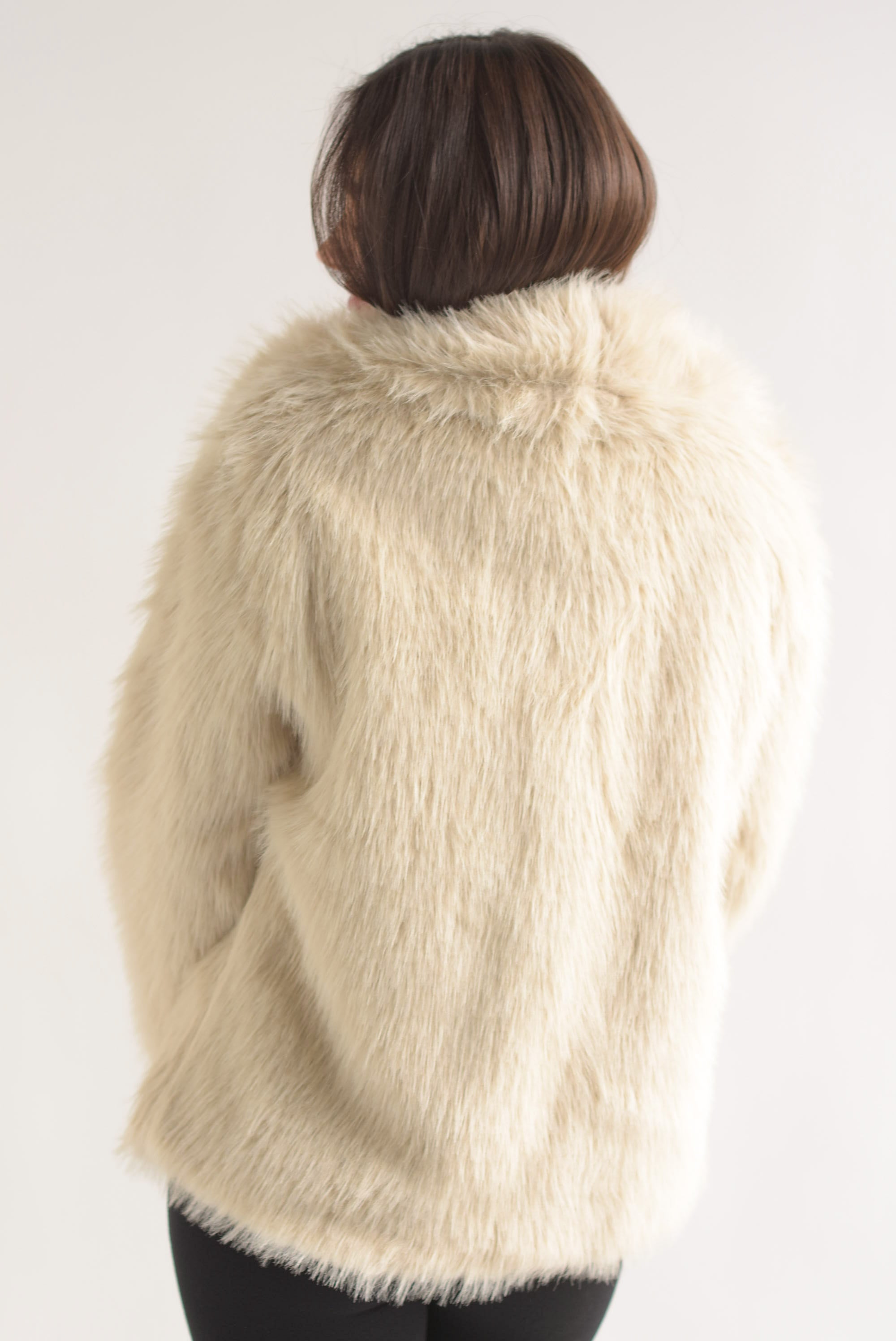 Abrigo corto faux fur solapa ancha