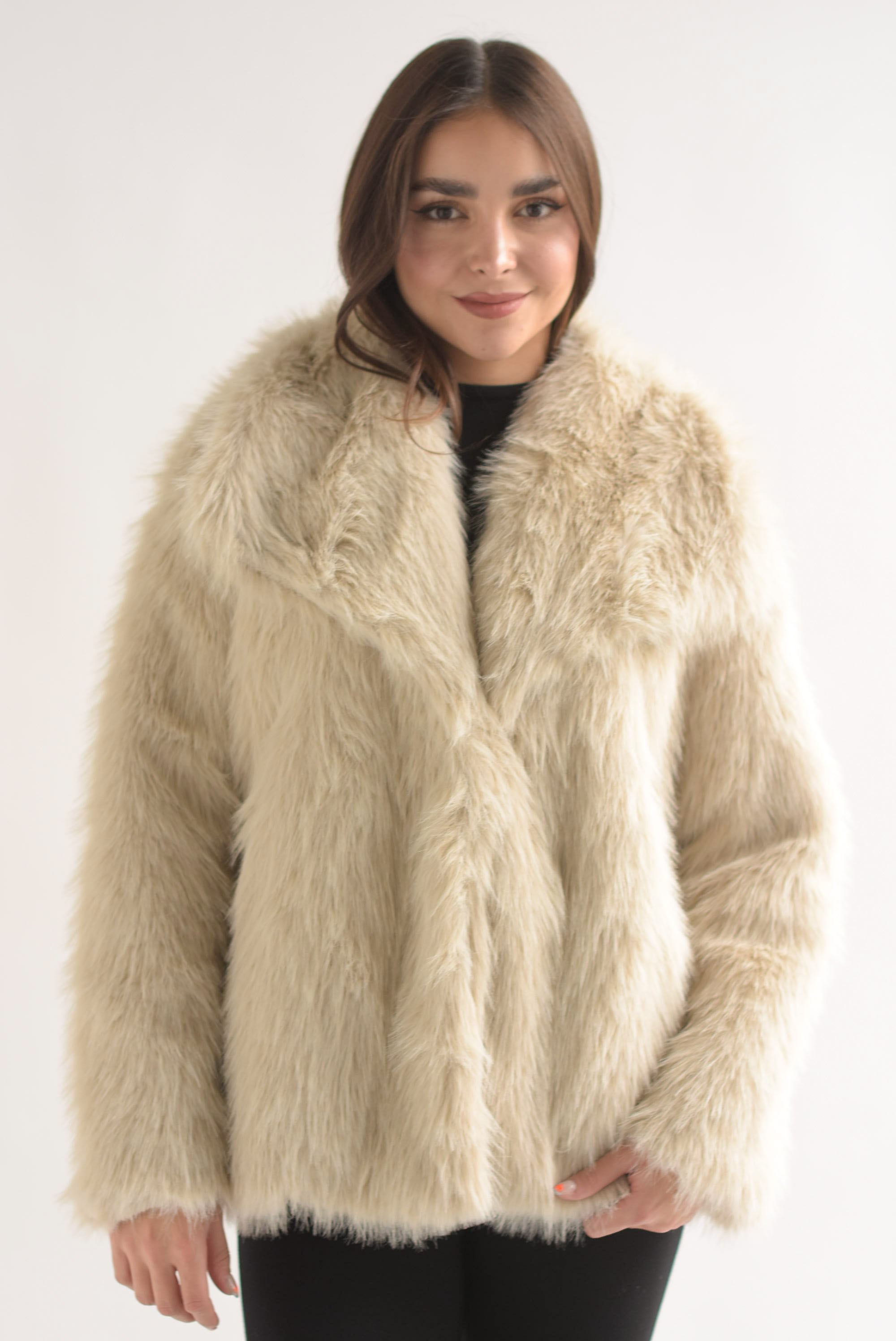 Abrigo corto faux fur solapa ancha