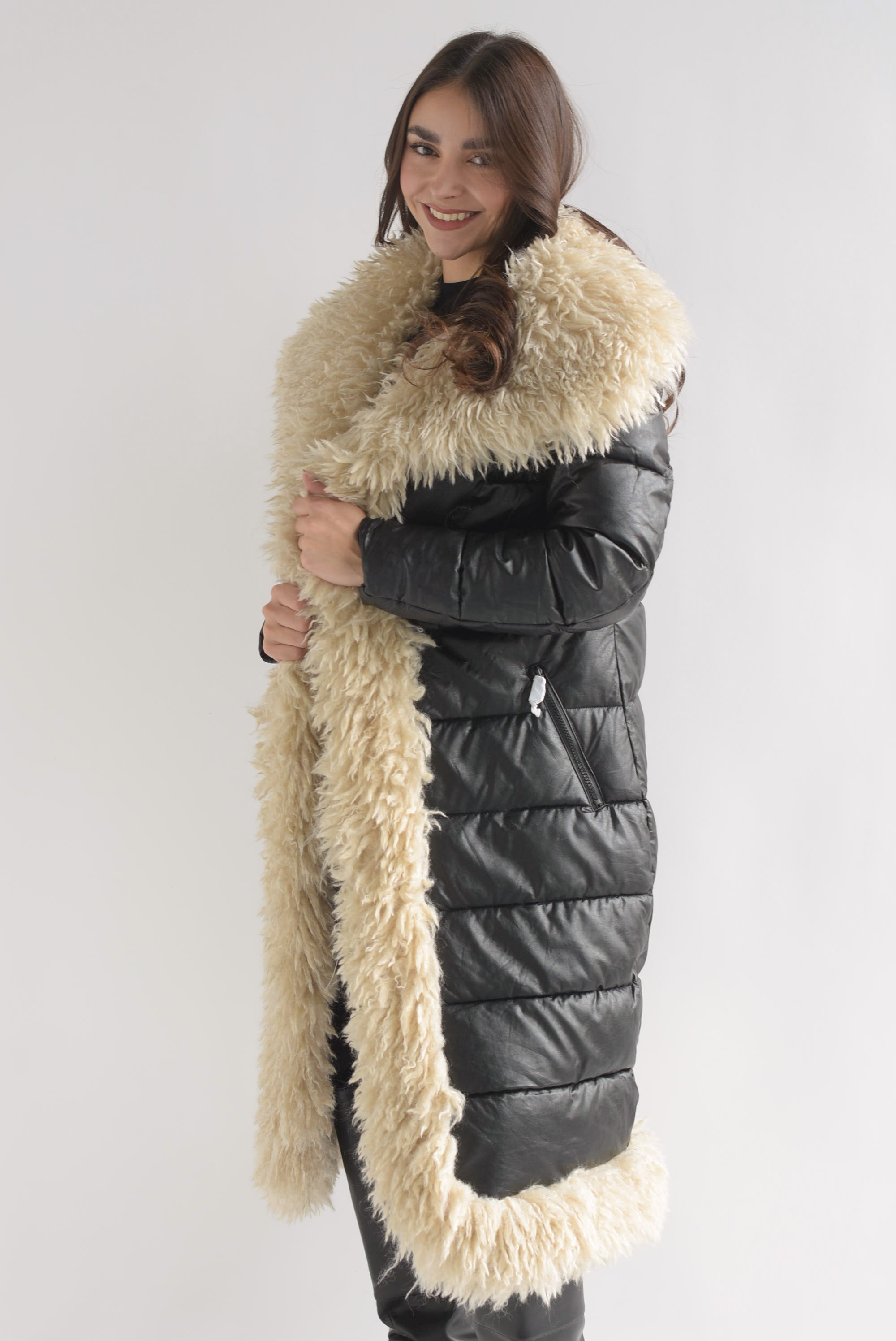Chamarra larga puffer vinipiel cuello fur