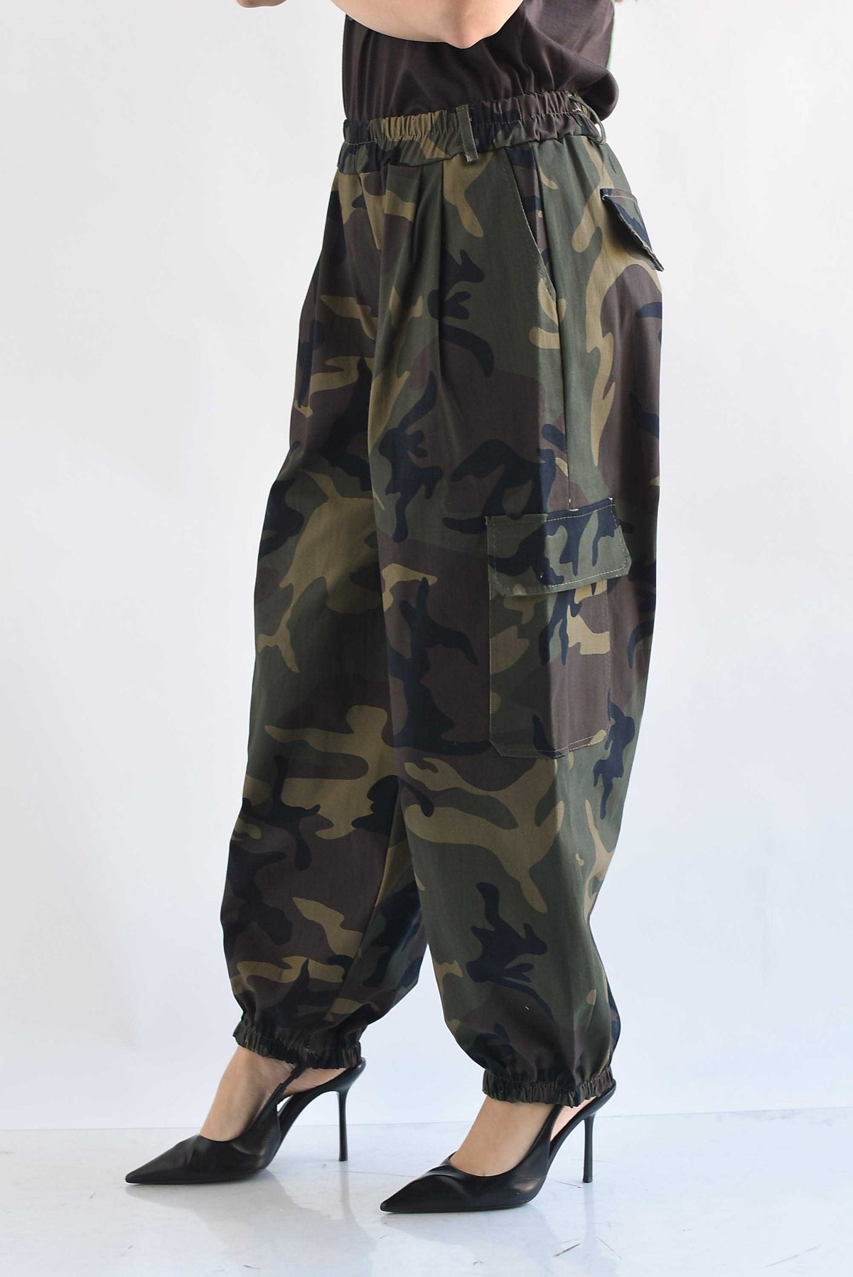 Pantalón globo cargo camuflaje