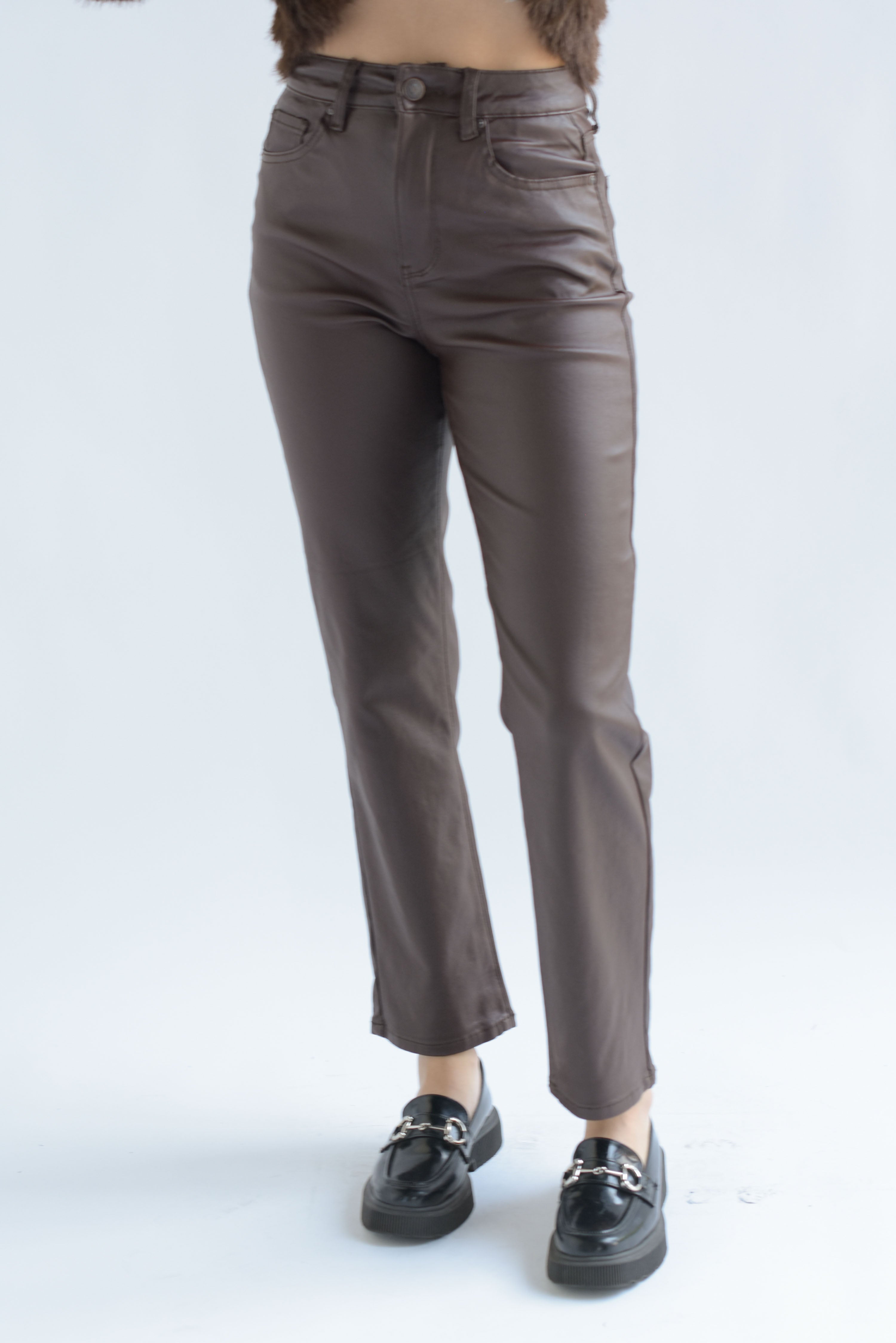 Pantalón vinipiel corte recto Espresso