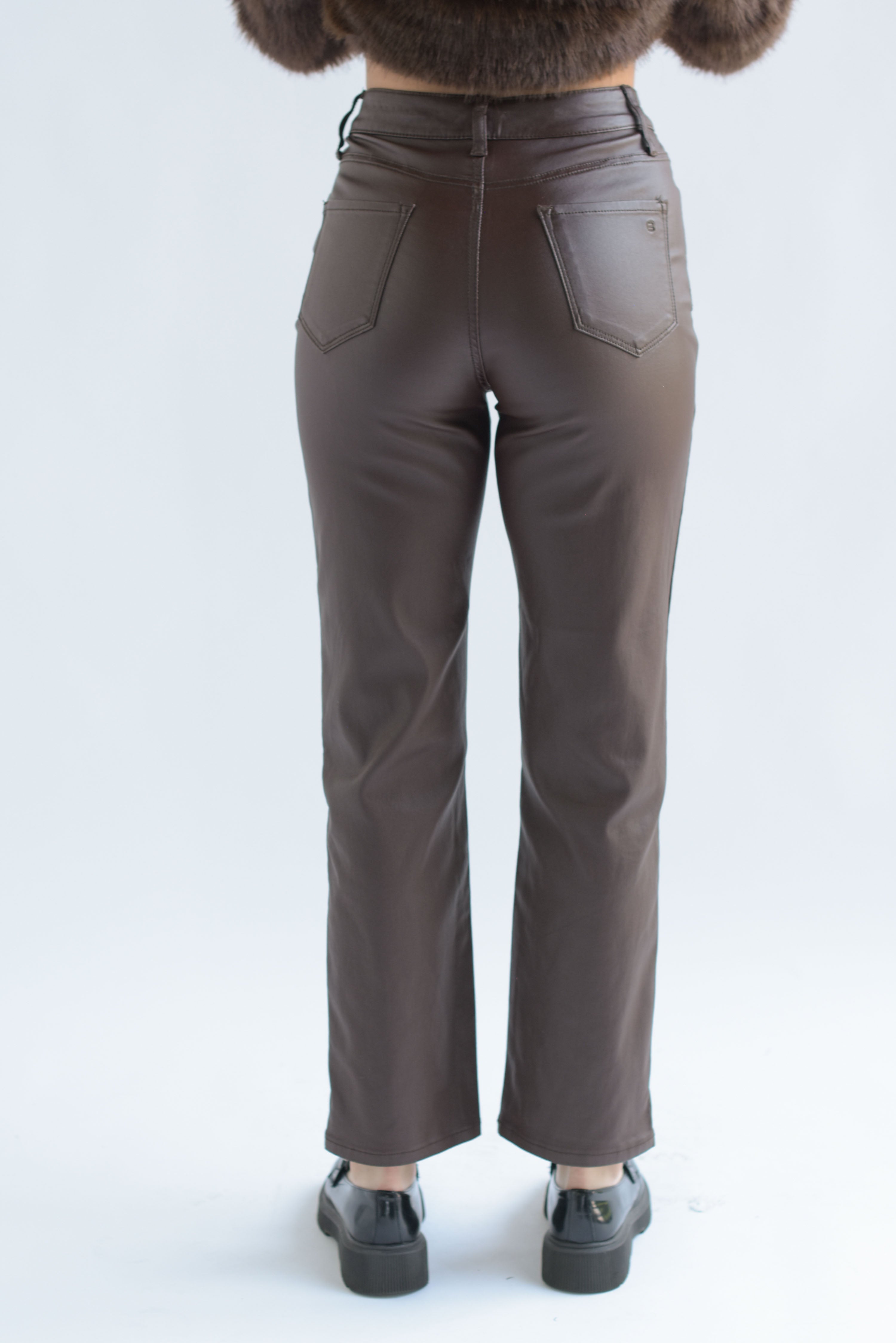 Pantalón vinipiel corte recto Espresso