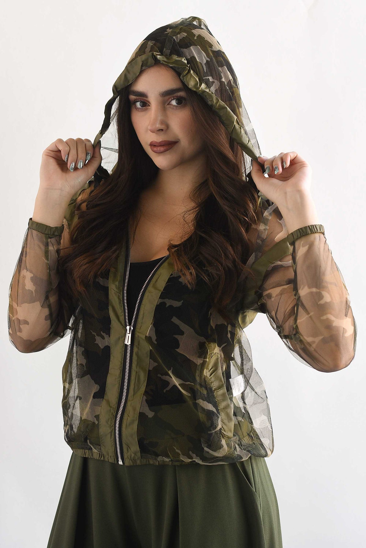 Chamarra con hoodie mesh camuflaje