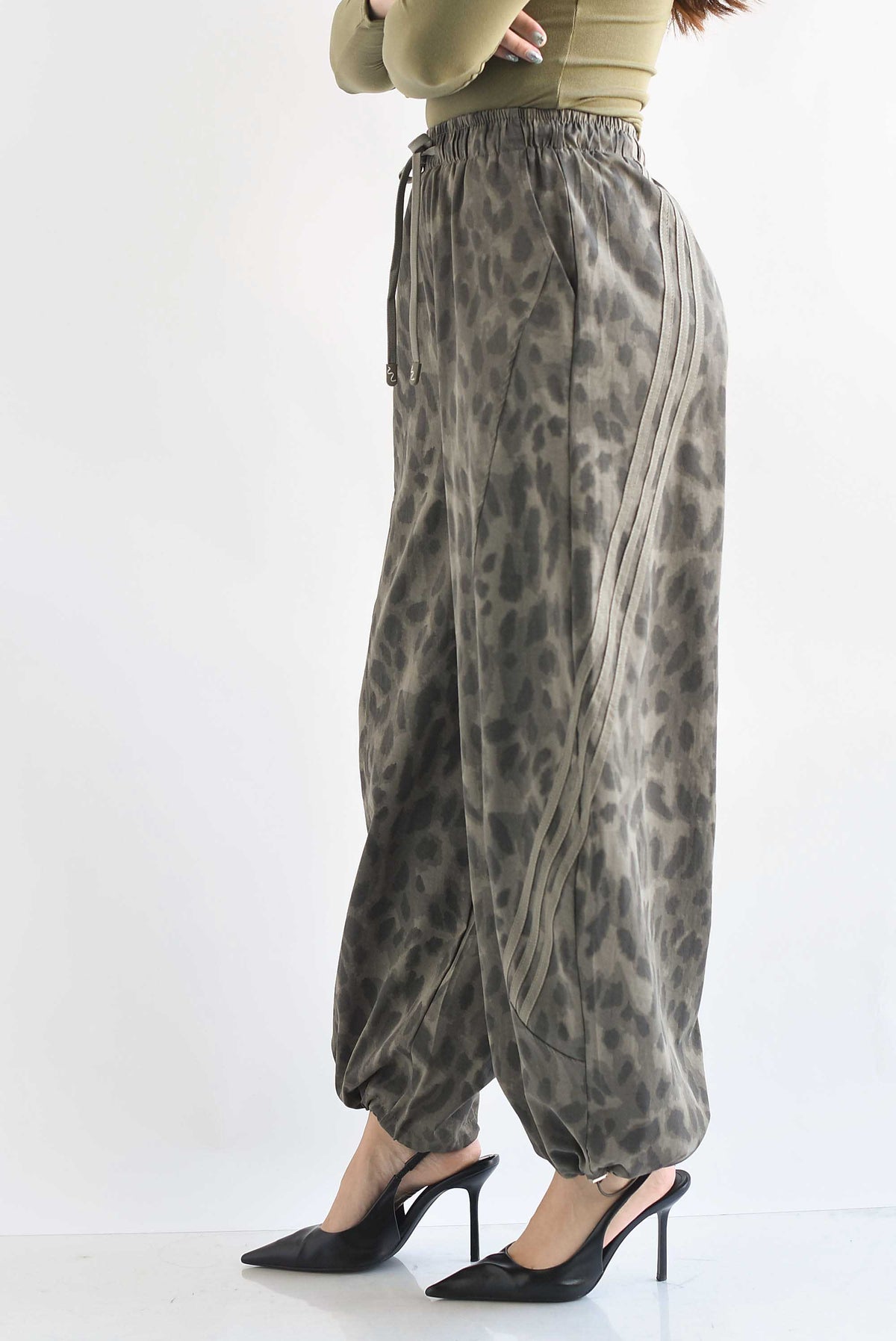 Pantalón barrel track leopardo