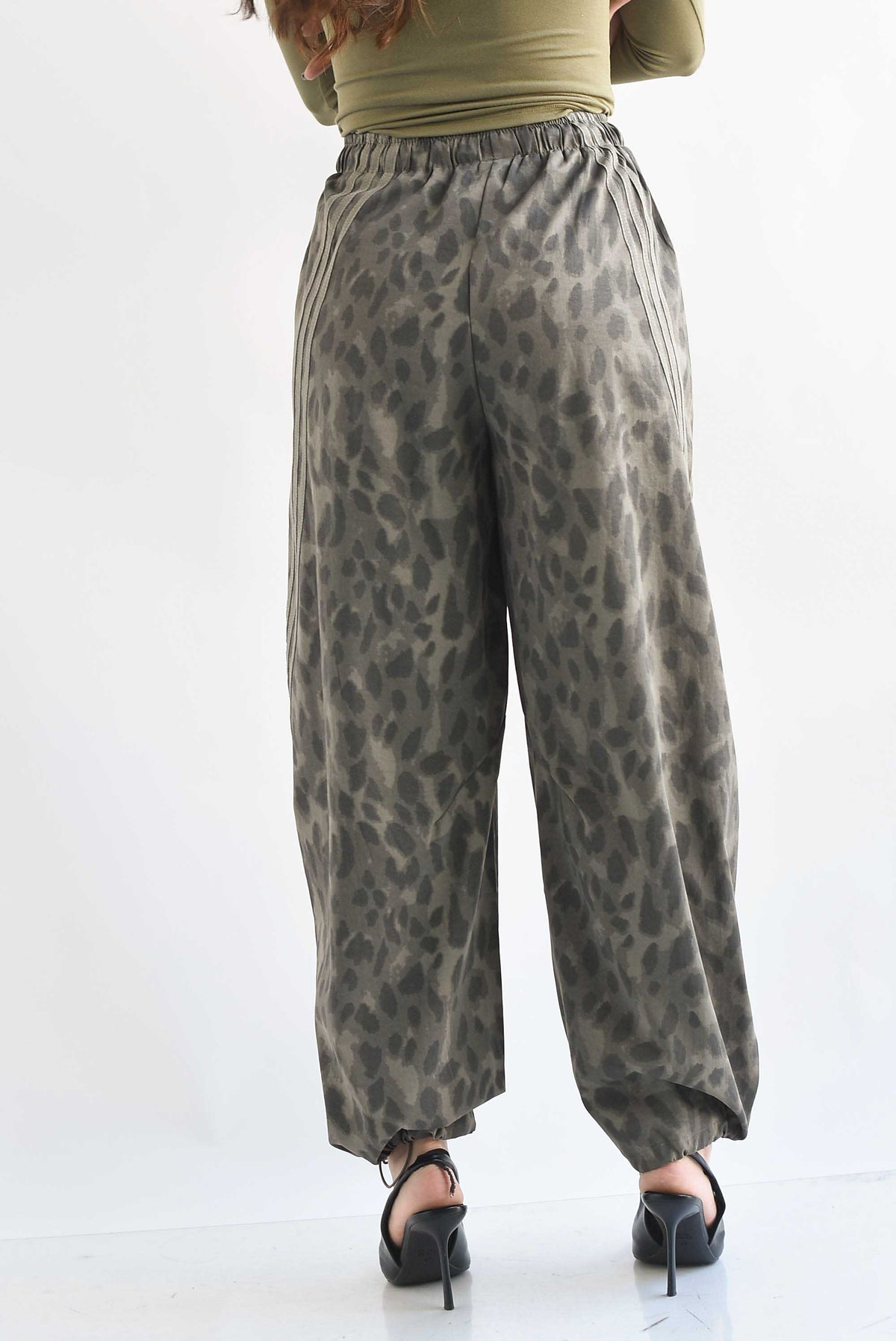 Pantalón barrel track leopardo