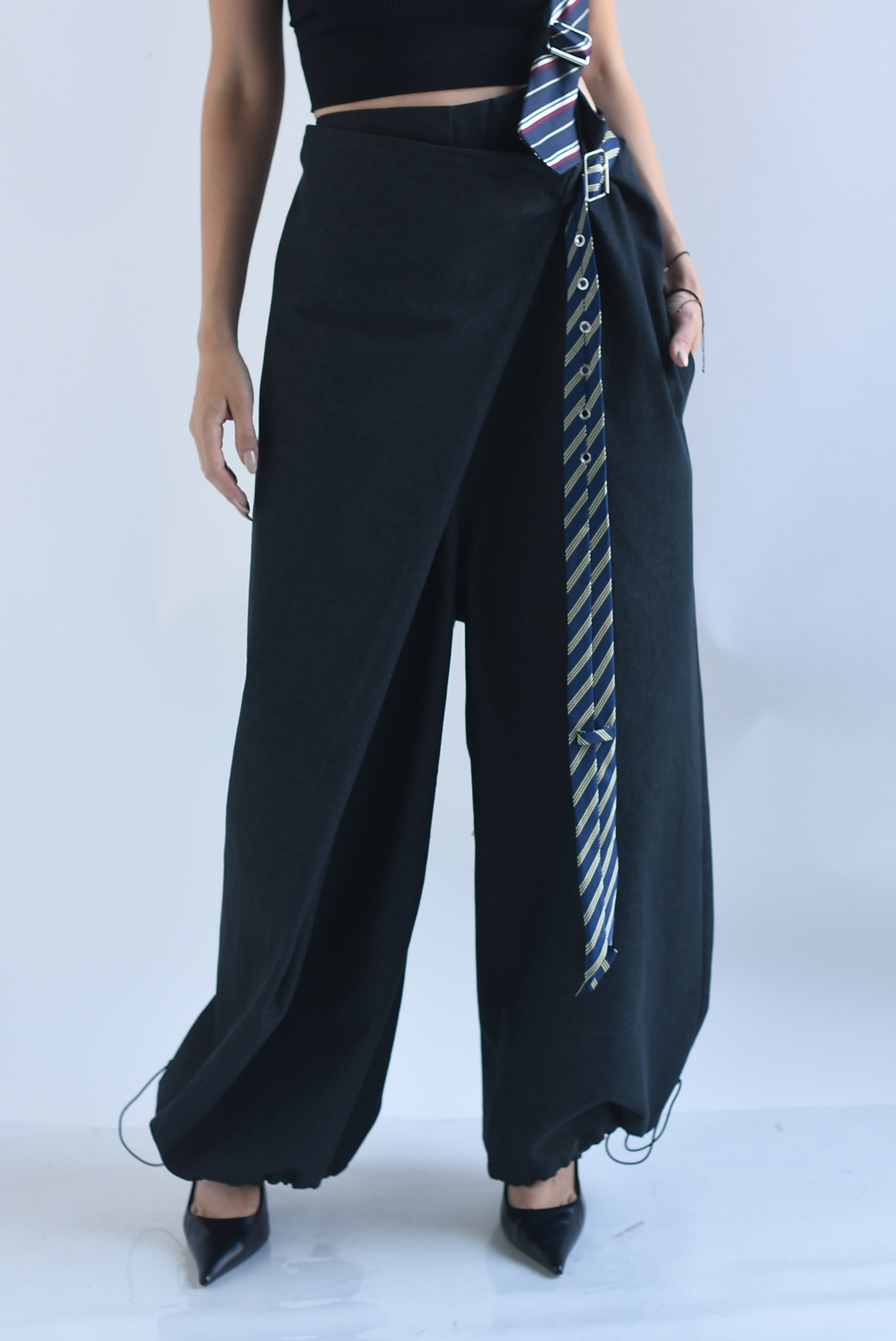 Pantalón faldón envolvente tirante corbata