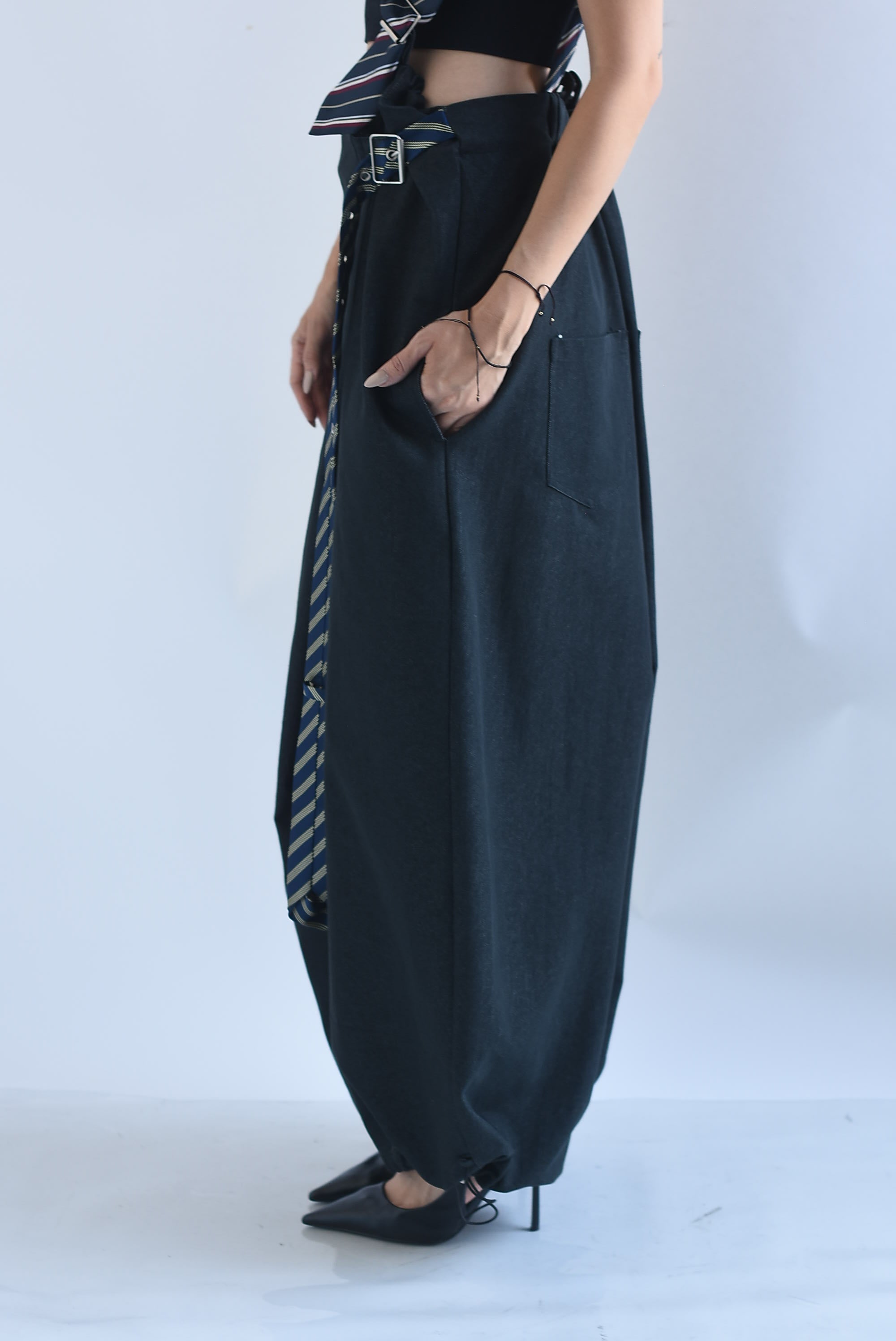 Pantalón faldón envolvente tirante corbata