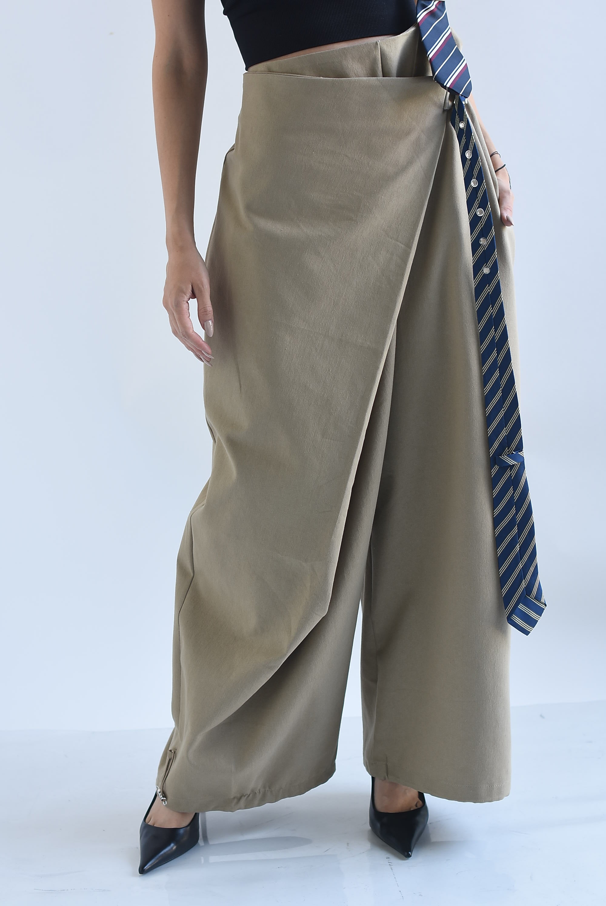 Pantalón faldón envolvente tirante corbata
