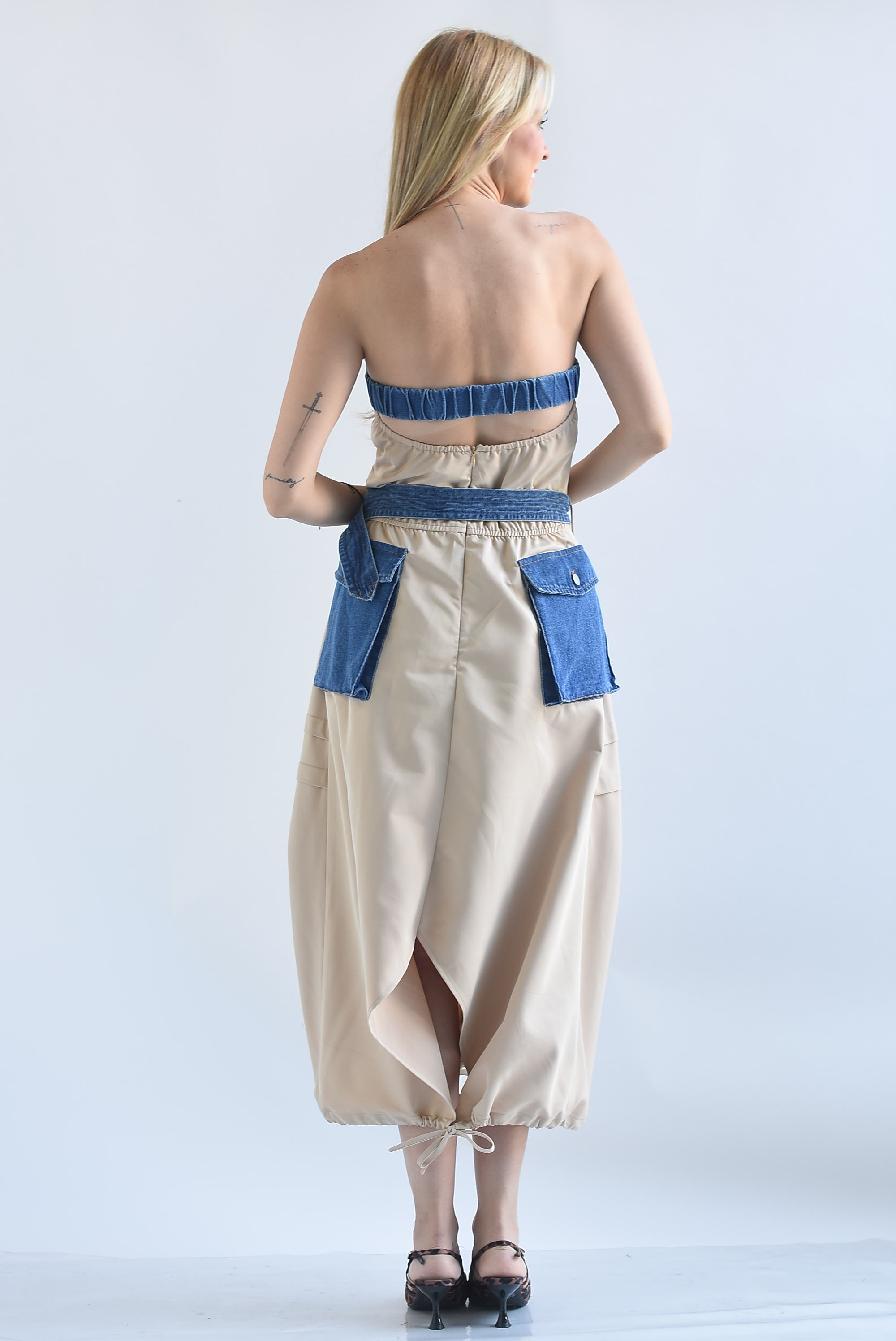 Vestido strapless con Denim