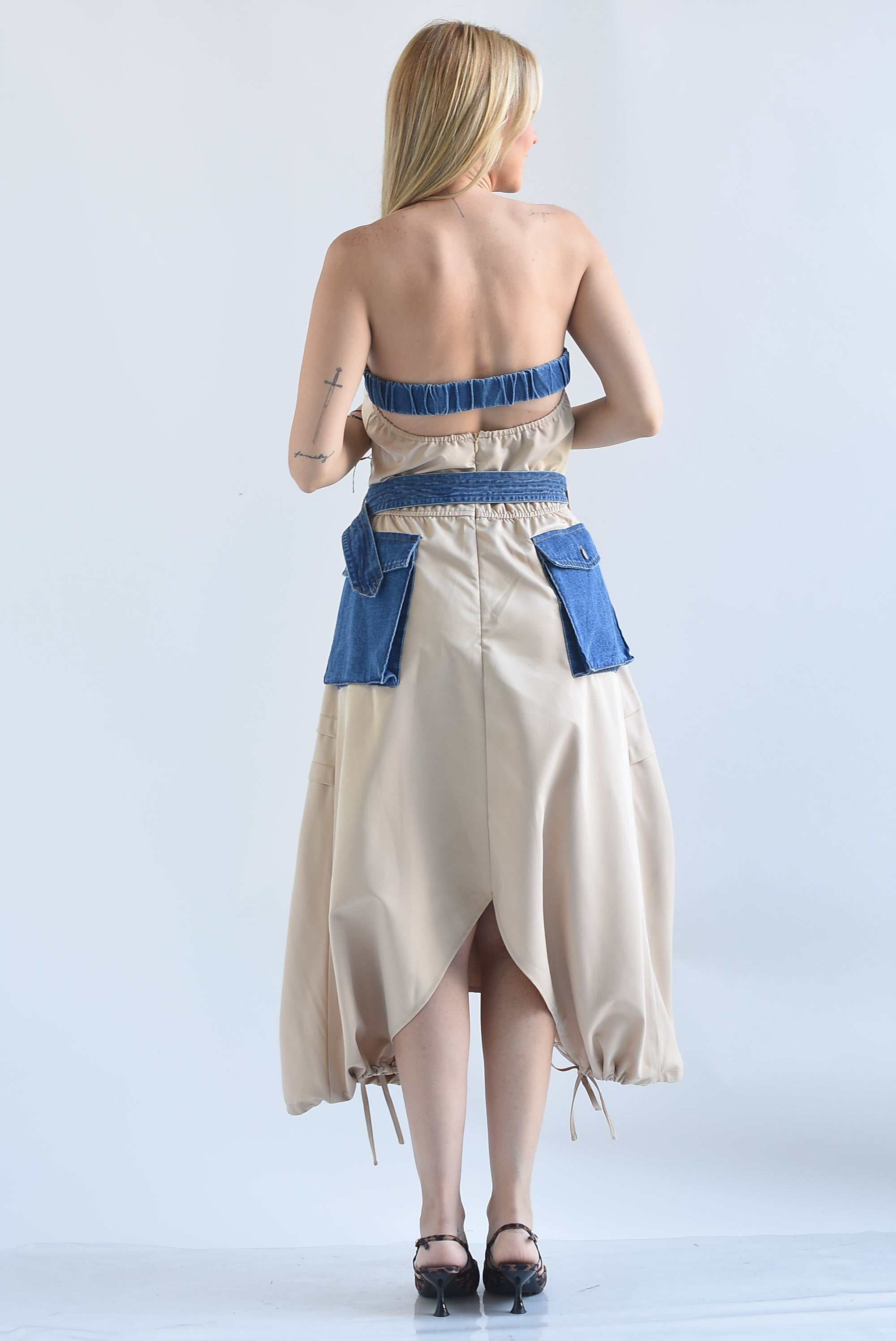 Vestido strapless con Denim