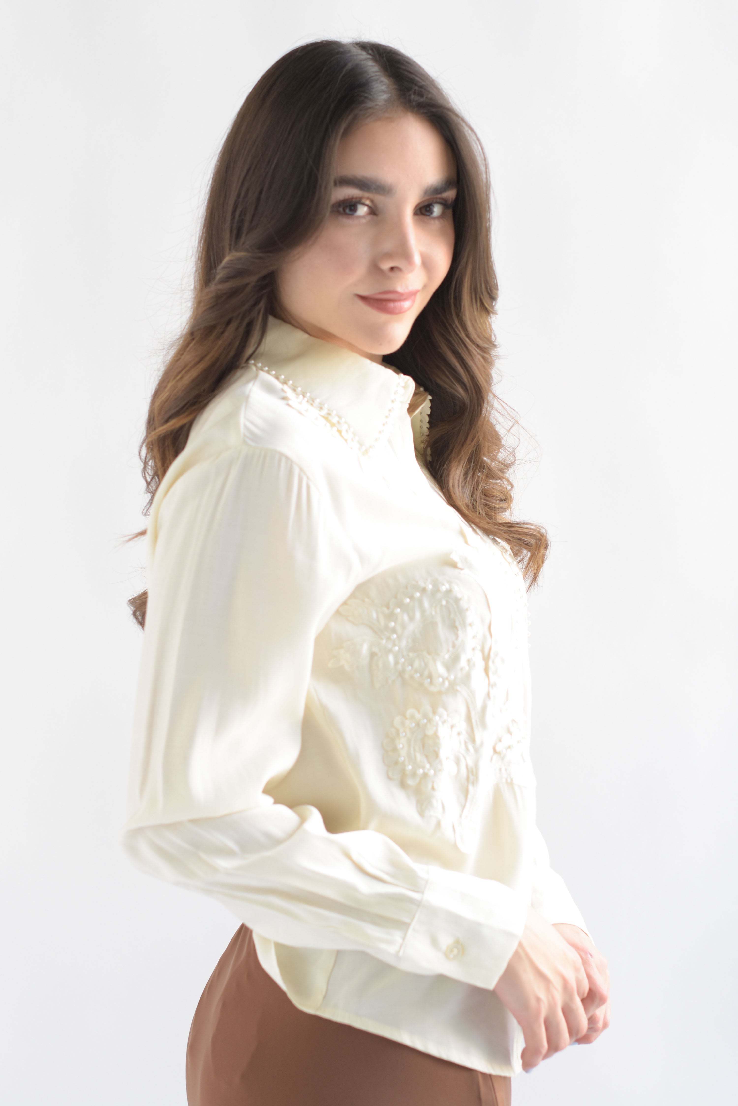 Blusa flores con perlas Ivory