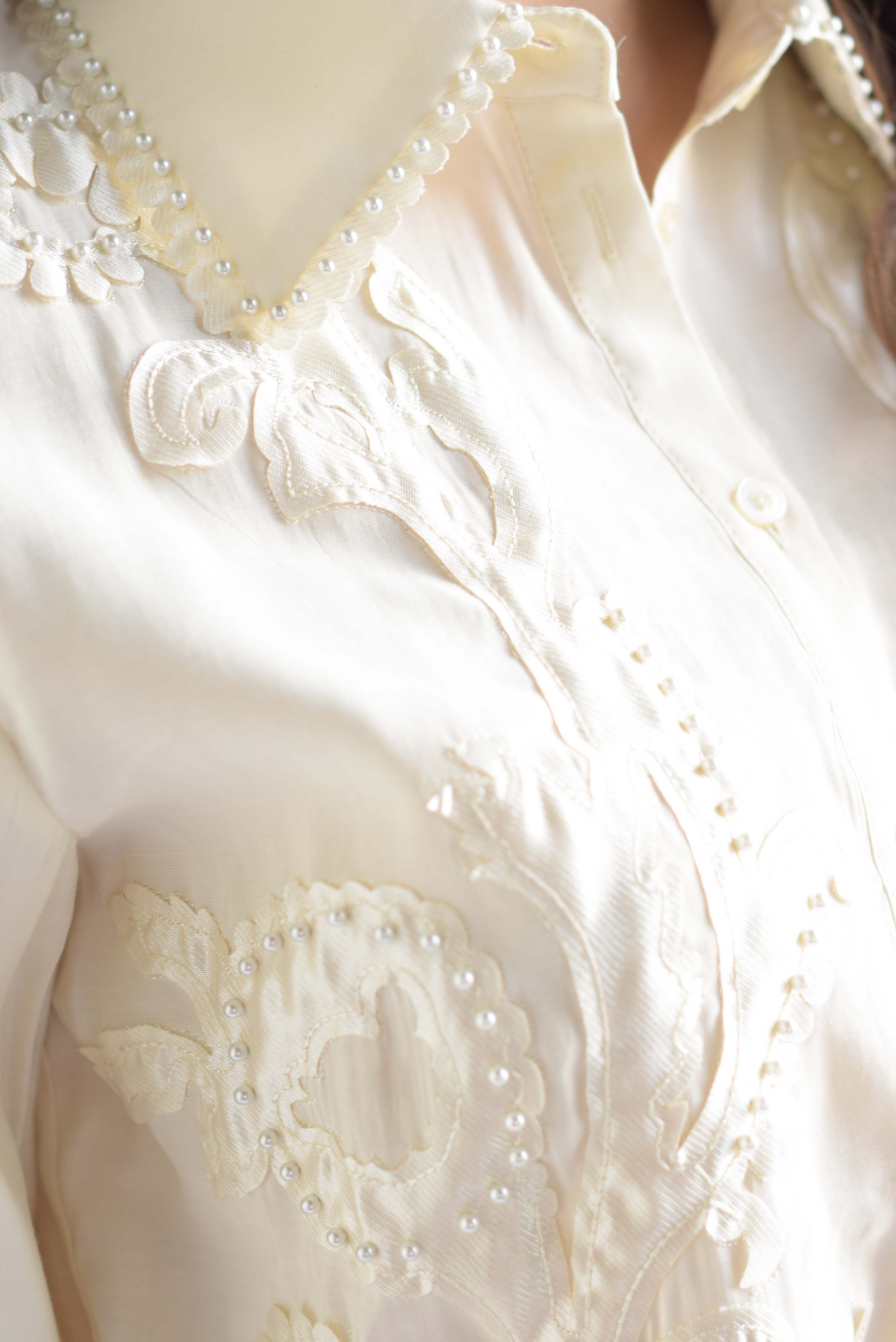 Blusa flores con perlas Ivory
